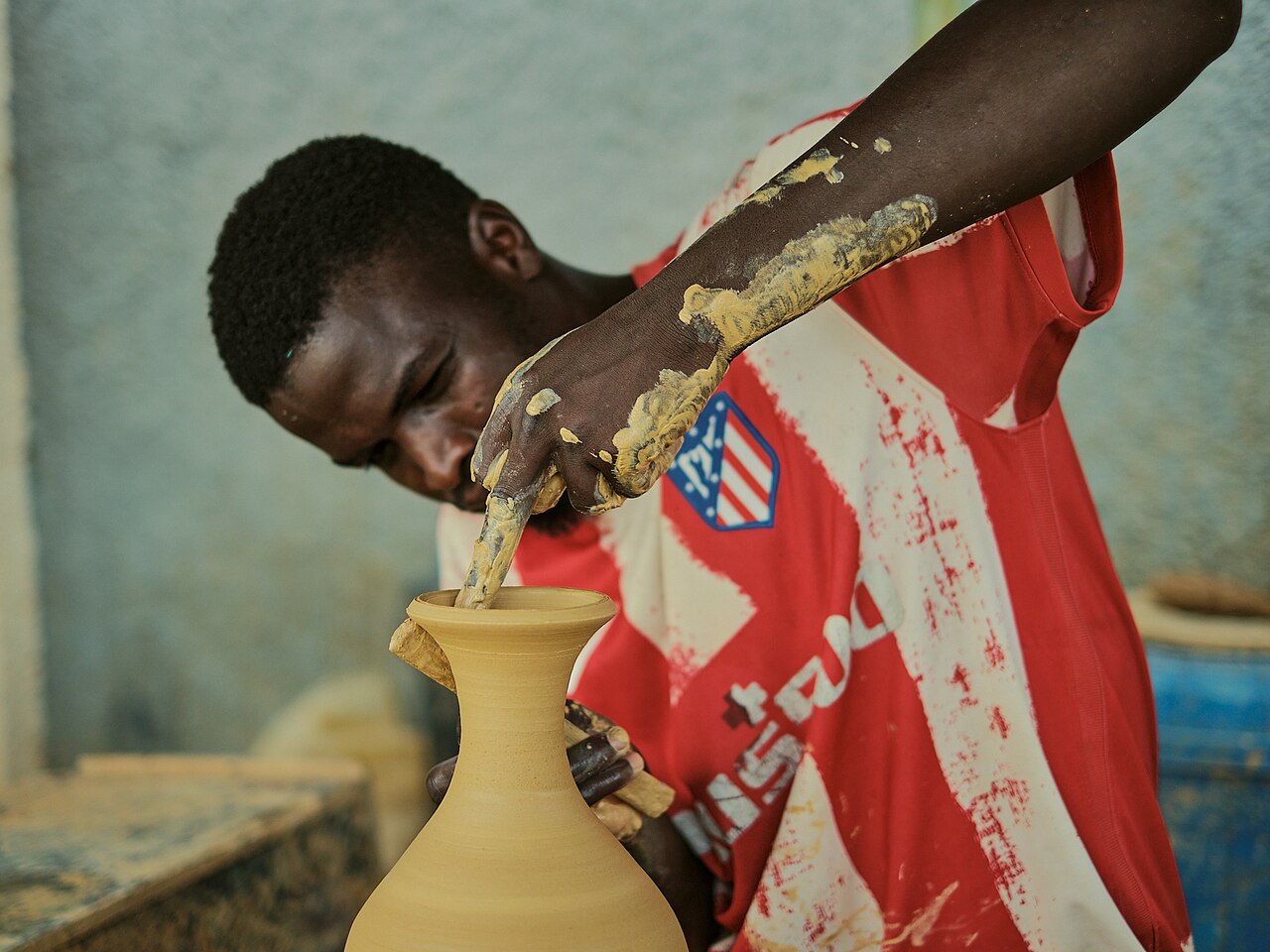 Atelier de modelage maison avec argile naturelle et outils simples