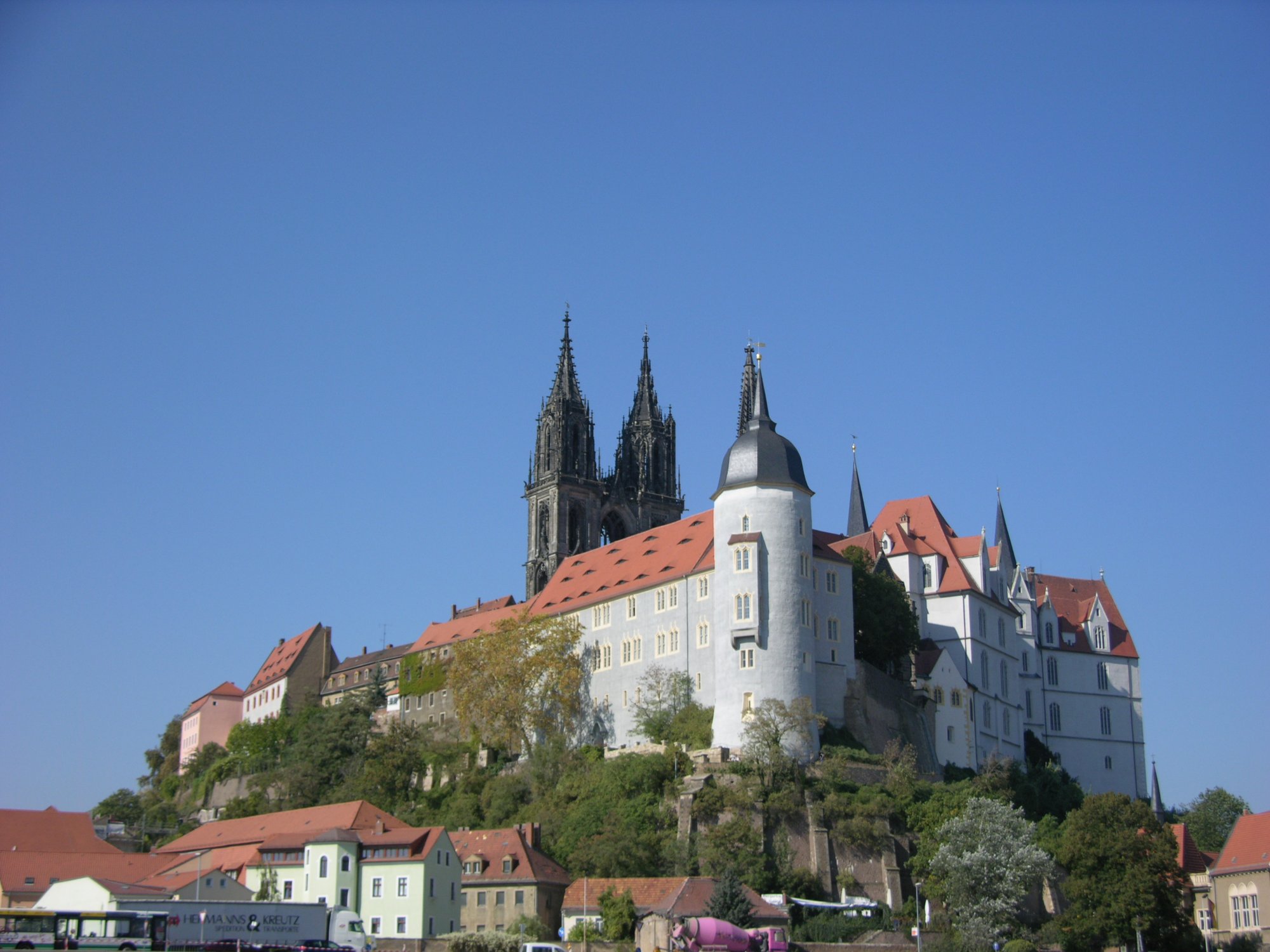 Atelier de ceramique avec pieces en cours de sechage et tour de potier