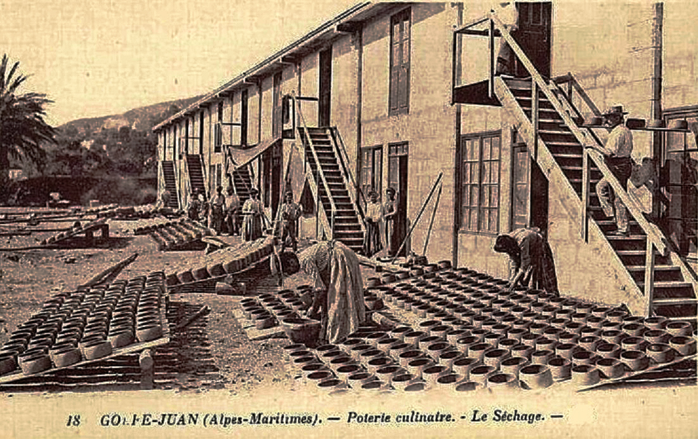 Atelier de céramiste avec des pièces en grès séchant sur des étagères