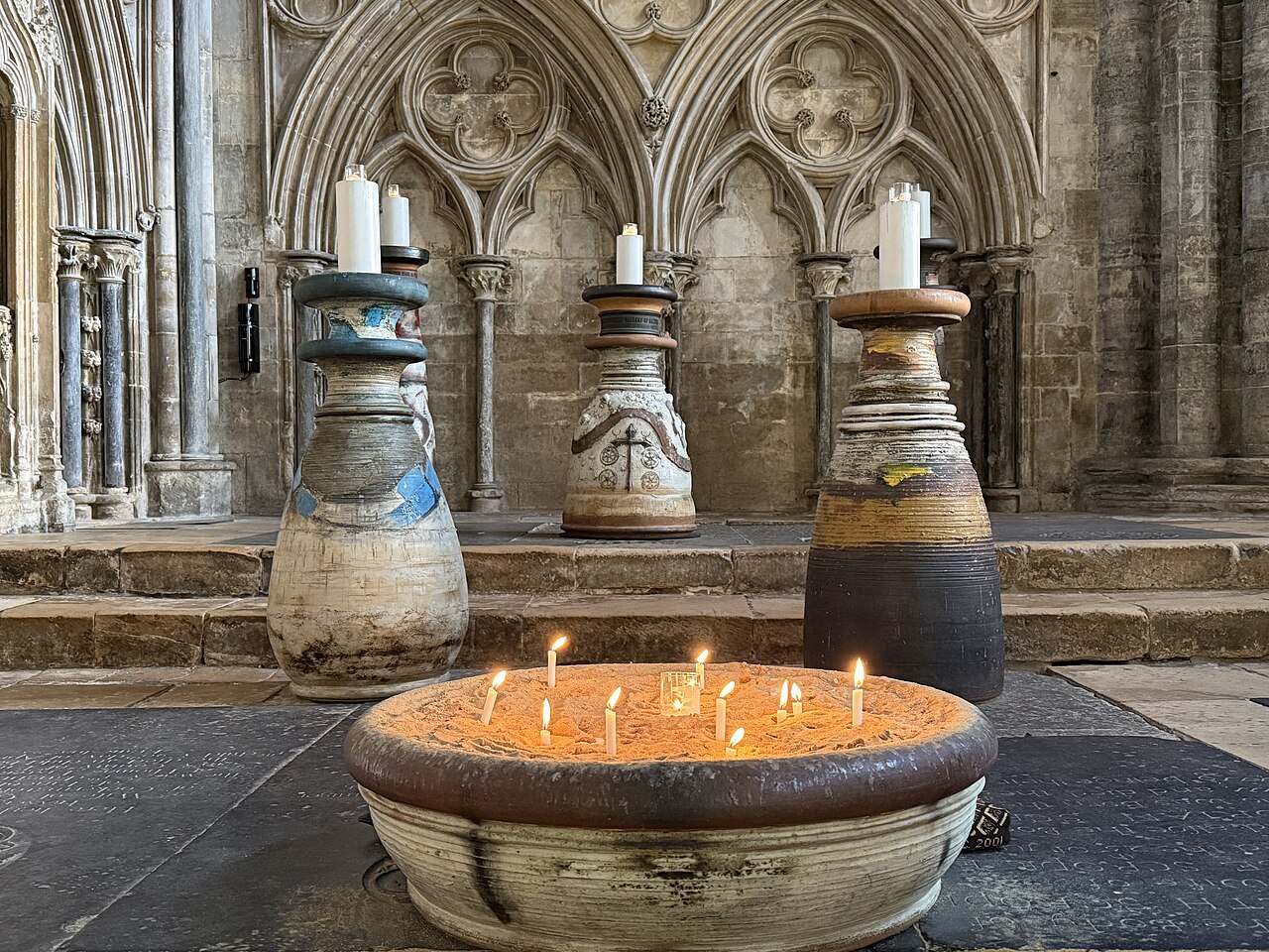 Bougeoir en grès texturé, lumière de bougie hivernale