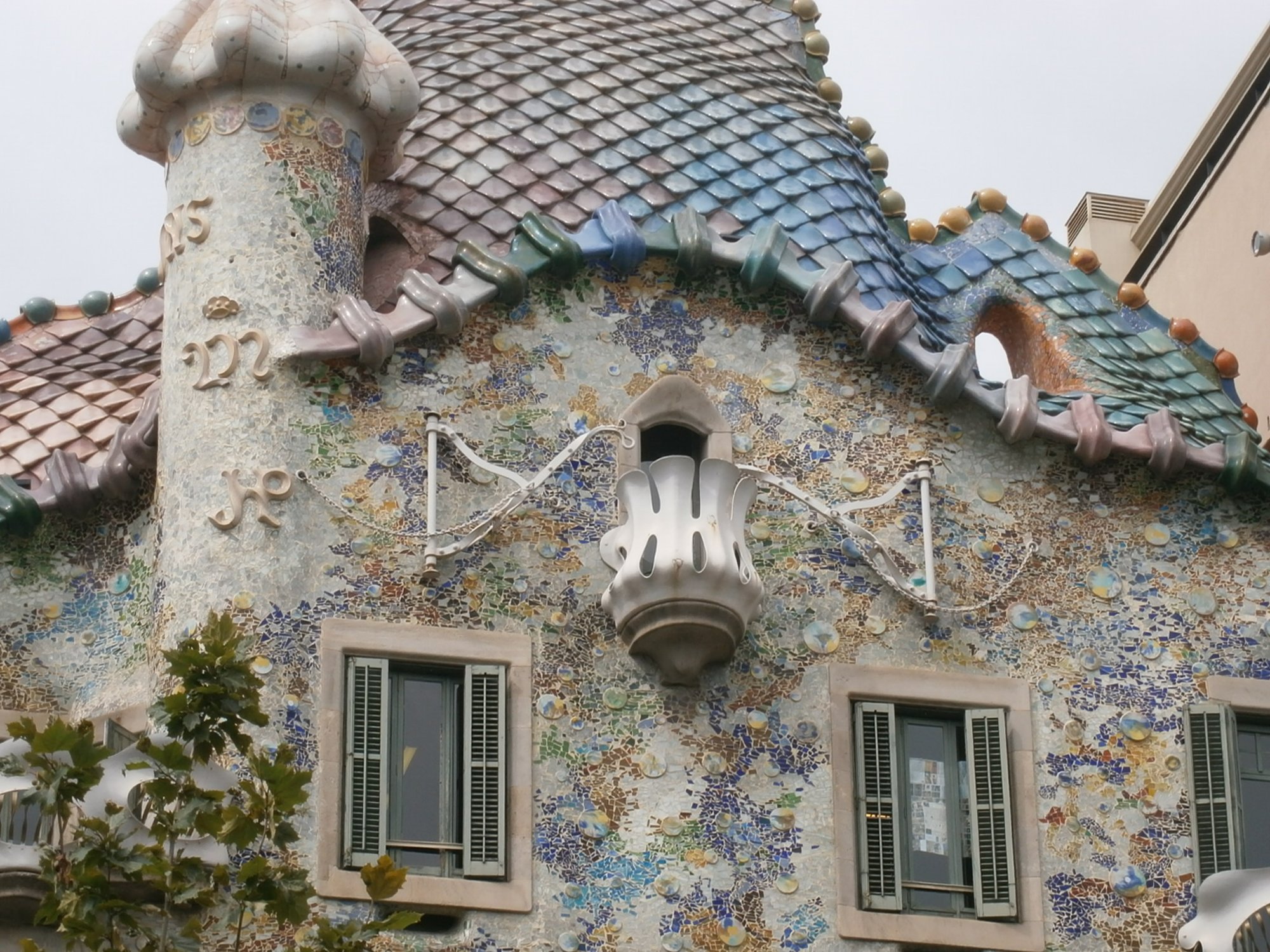 Facade de la Casa Batllo de Gaudi a Barcelone, pionniere de la ceramique architecturale