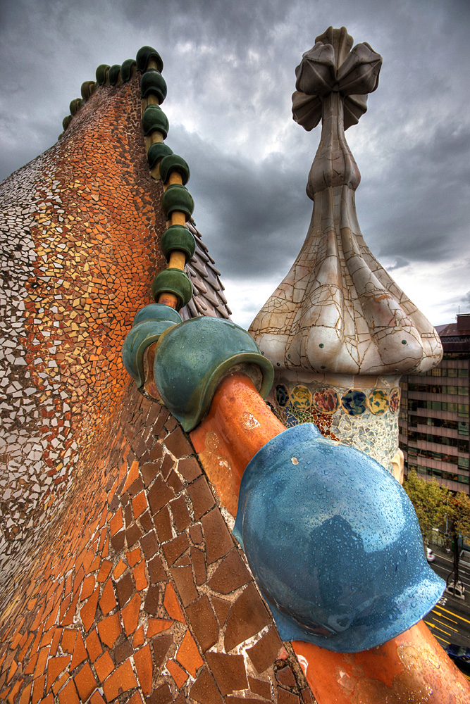 Toit en trencadis de la Casa Batllo de Gaudi, avec ses tuiles ceramiques en ecailles de dragon