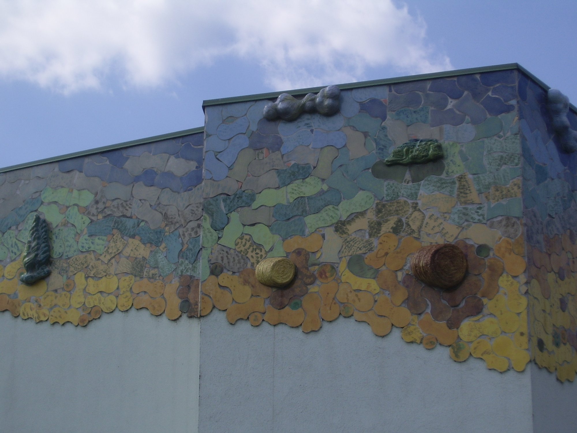 Panneau de mosaïque céramique Tarló de György Kungl sur un bâtiment à Szeged, Hongrie, 2000