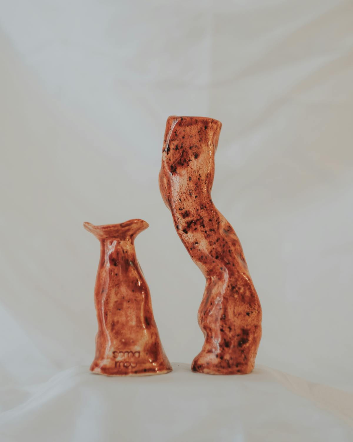 Céramique aux motifs textiles, porcelaine et fils mêlés