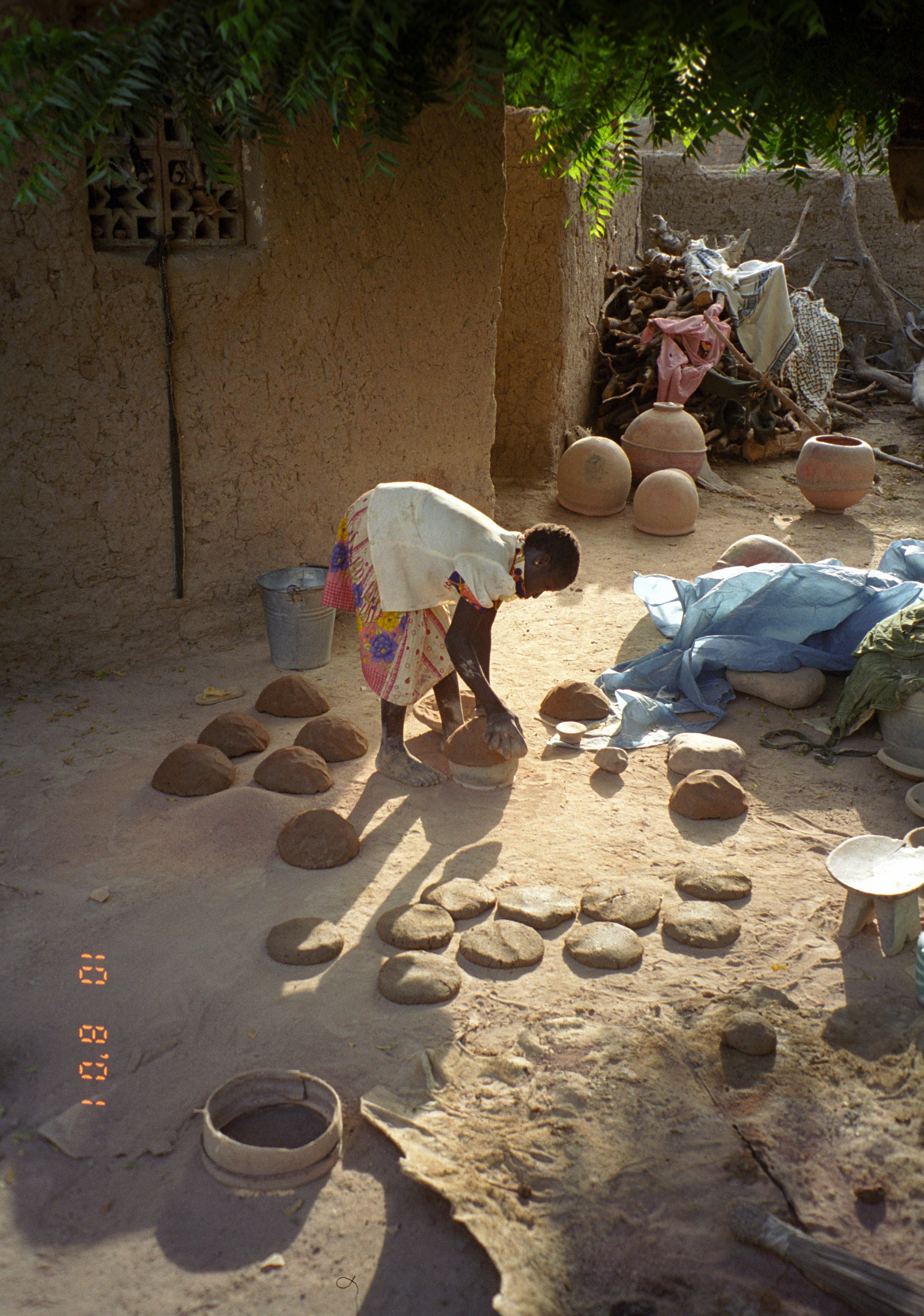 Cuisson traditionnelle de poteries en plein air a Kalabougou, Mali