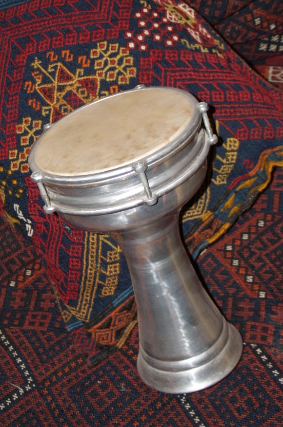 Tambour darbuka en céramique traditionnelle, instrument à percussion du Moyen-Orient