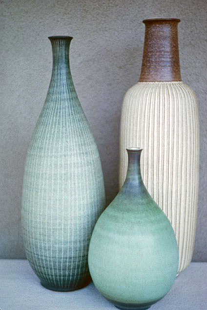Grès de studio pottery, formes réduites aux textures terreuses et glaçures cendreuses