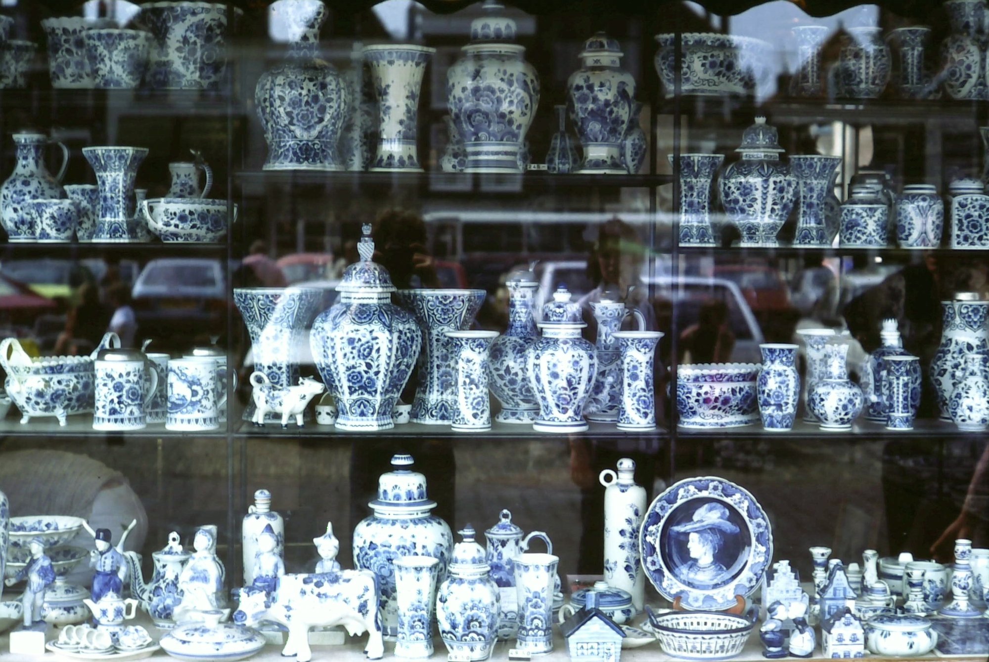 Collection de faïences de Delft bleues et blanches exposées dans une vitrine