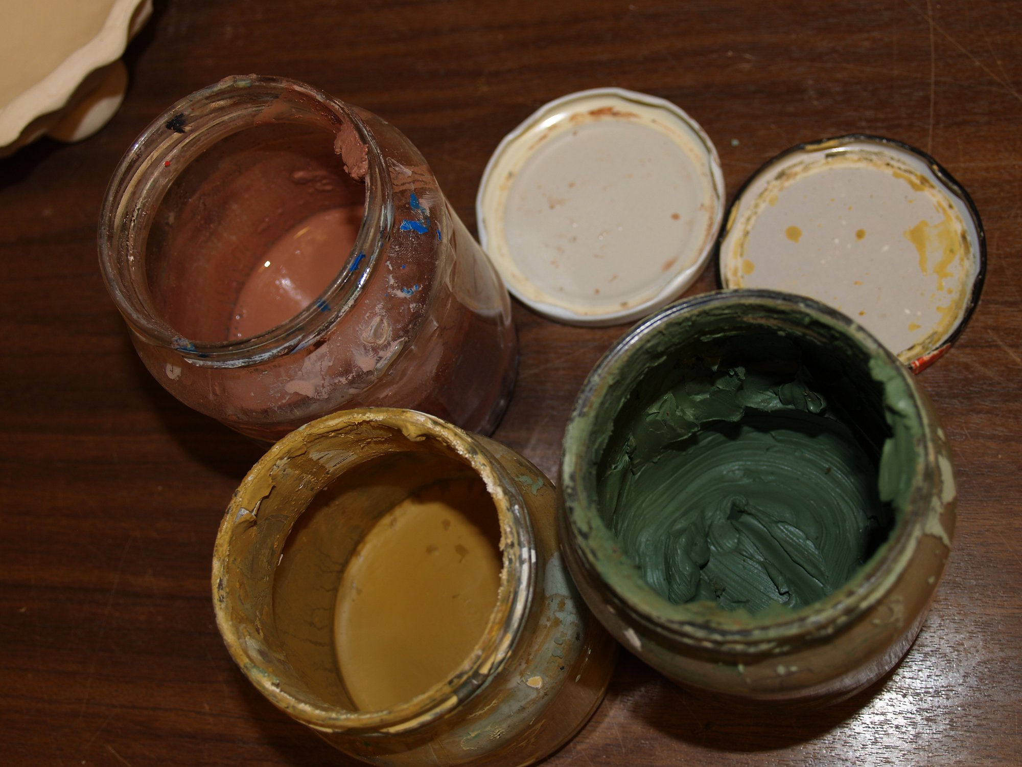 Échantillons d engobes de différentes couleurs — blanc, rouge, brun, ocre — utilisés pour la décoration céramique