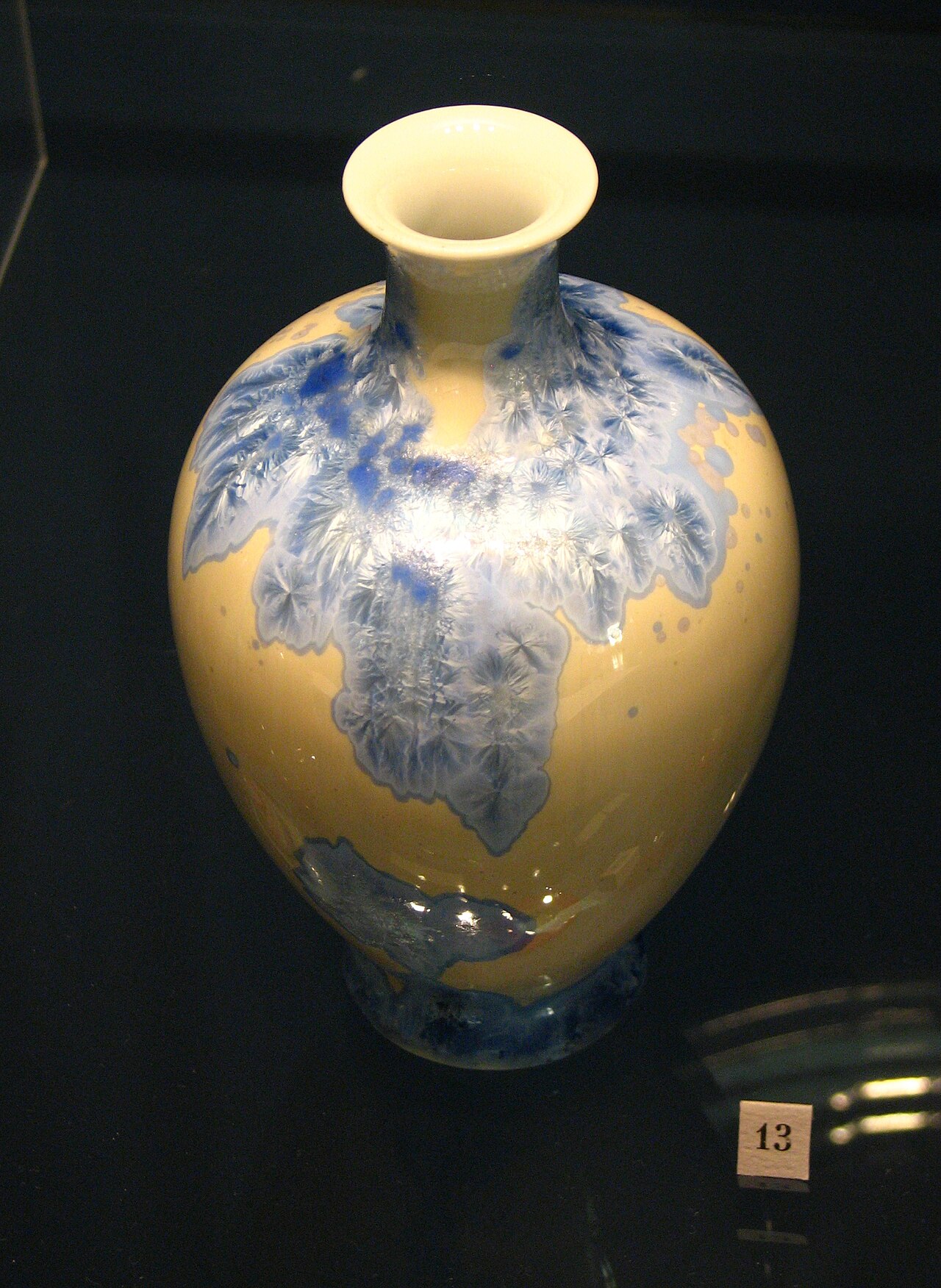 Émaux colorés sur céramiques artisanales, glaçures brillantes et matières riches