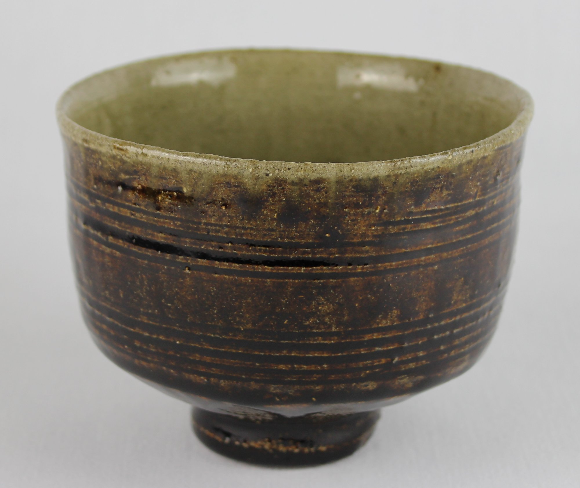 Pièce céramique avec engobe et glaçure — slipware traditionnel montrant la technique de l engobe recouvert d un émail transparent