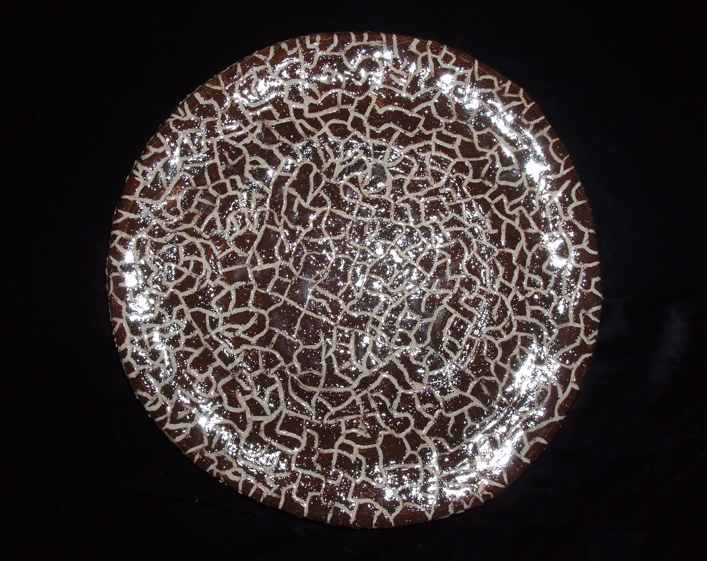 Bol en grès avec décor sgraffite — engobe blanc gratté révélant la terre rouge