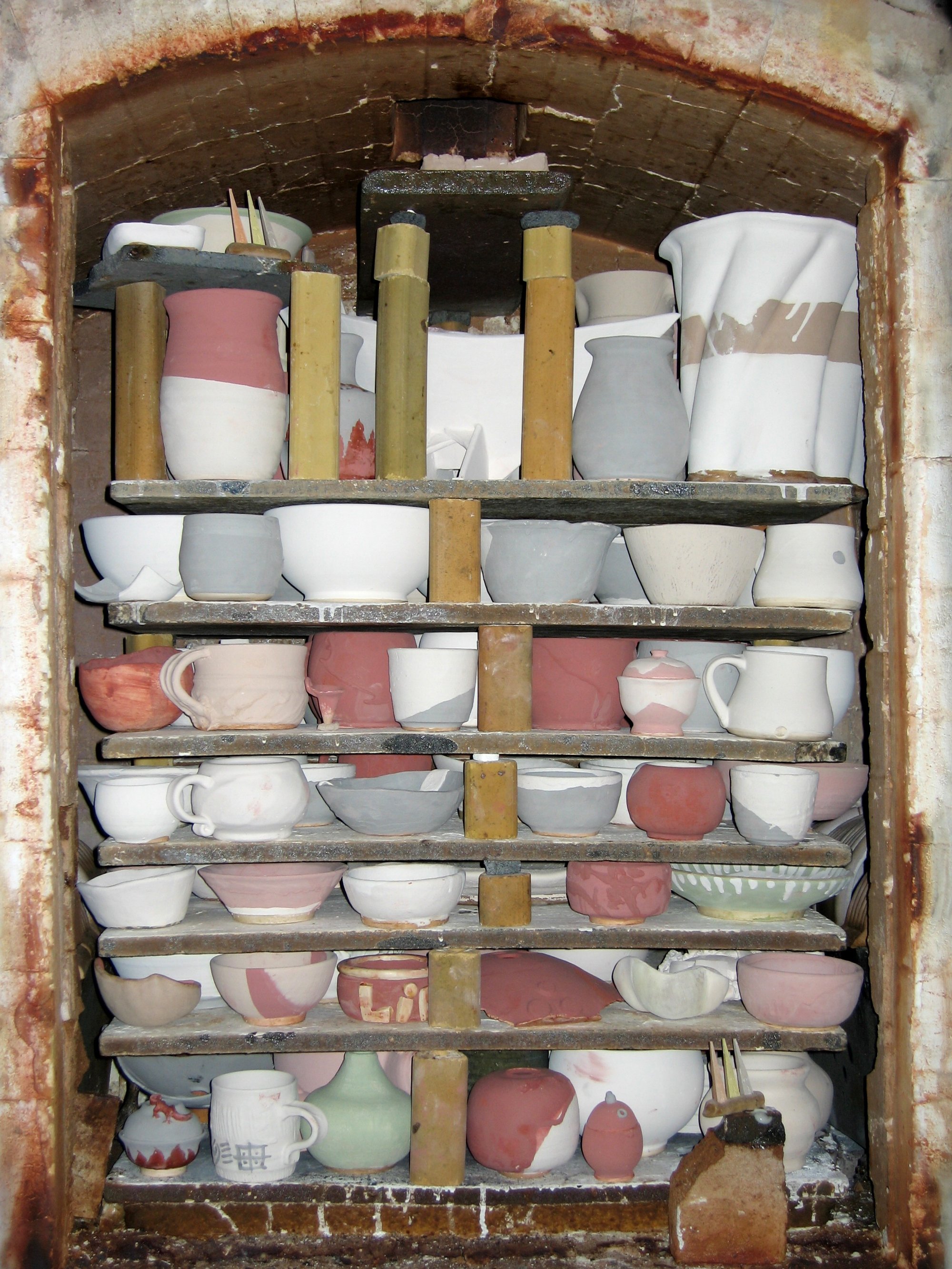 Four de ceramiste charge de pieces pretes a cuire