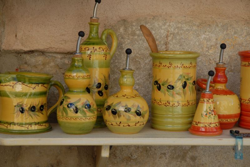 Galerie de céramique contemporaine à Lyon, espace lumineux avec pièces en grès