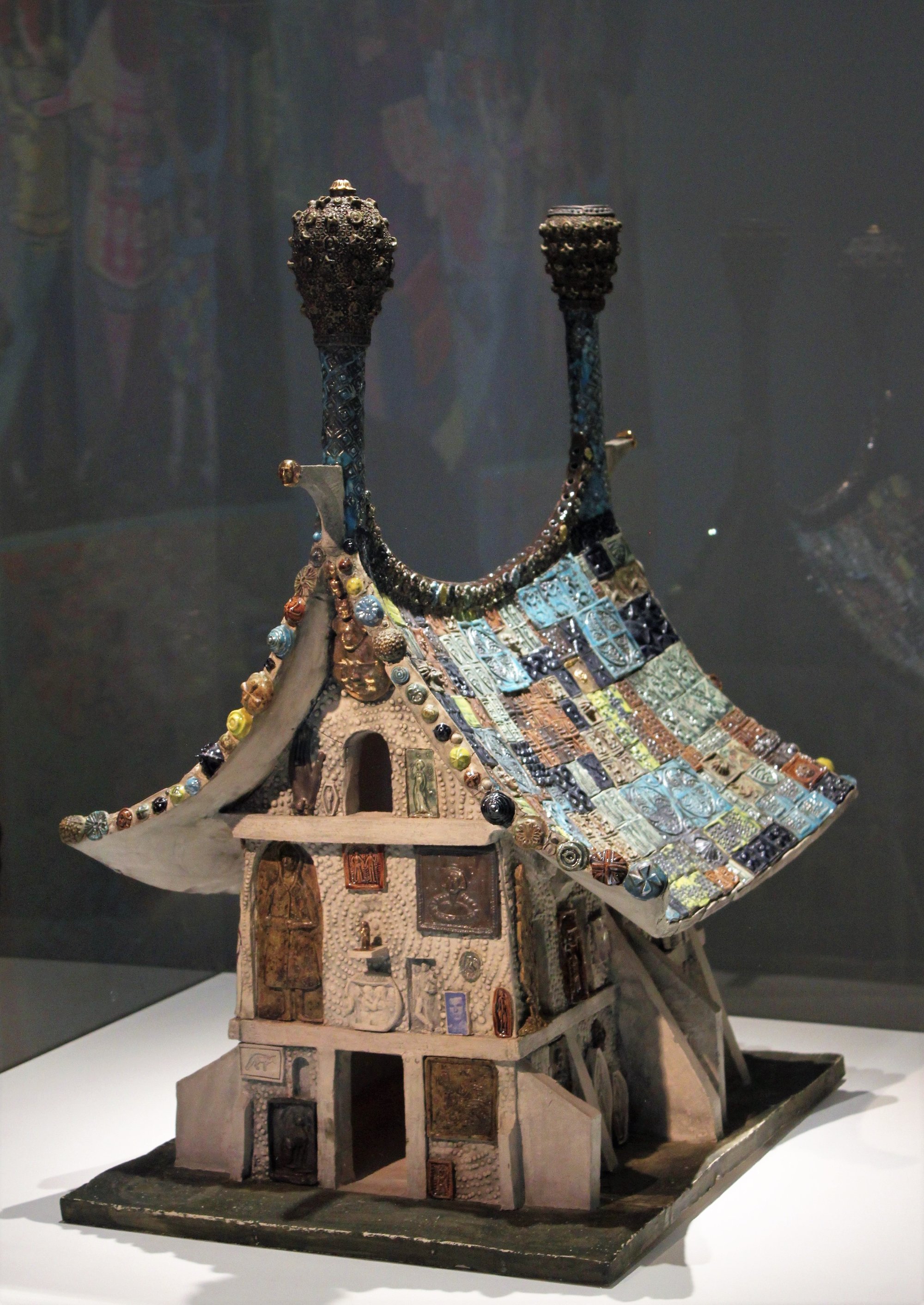 Vases de Grayson Perry exposés, montrant la richesse de ses décors céramiques superposés