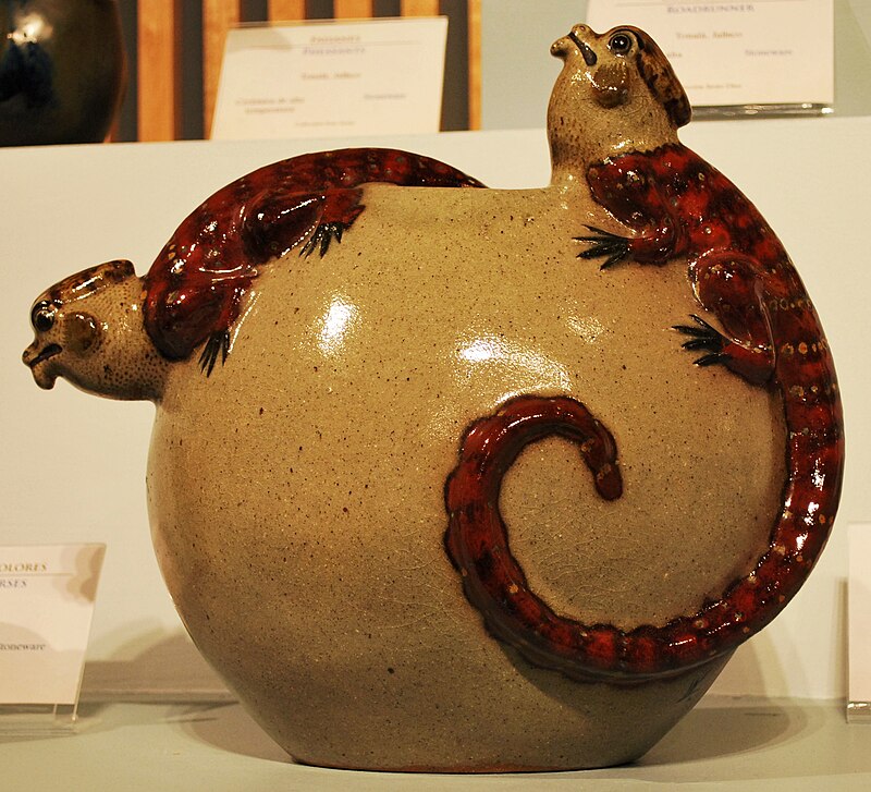 Vase en grès avec iguanes du Jalisco, Musée des Arts Populaires de Mexico — exemple de la tradition du grès mexicain