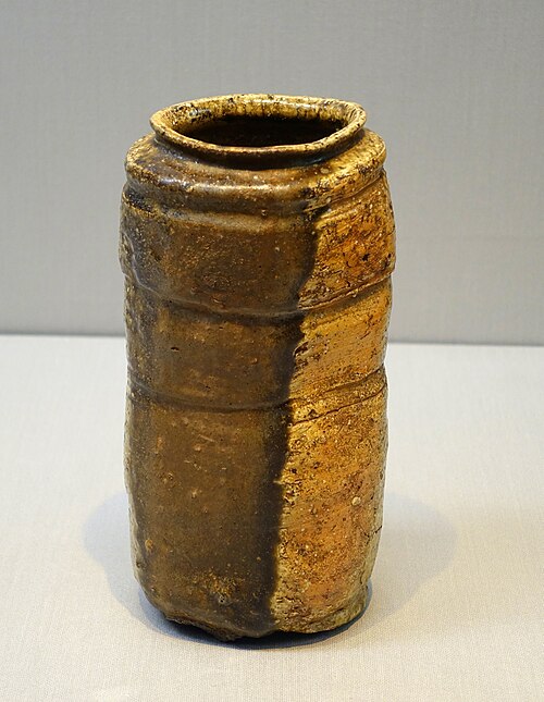 Céramiques en grès de Shigaraki exposées à Koga, préfecture de Shiga, Japon — tradition côtoyée par Gustavo Pérez lors de sa résidence en 1997