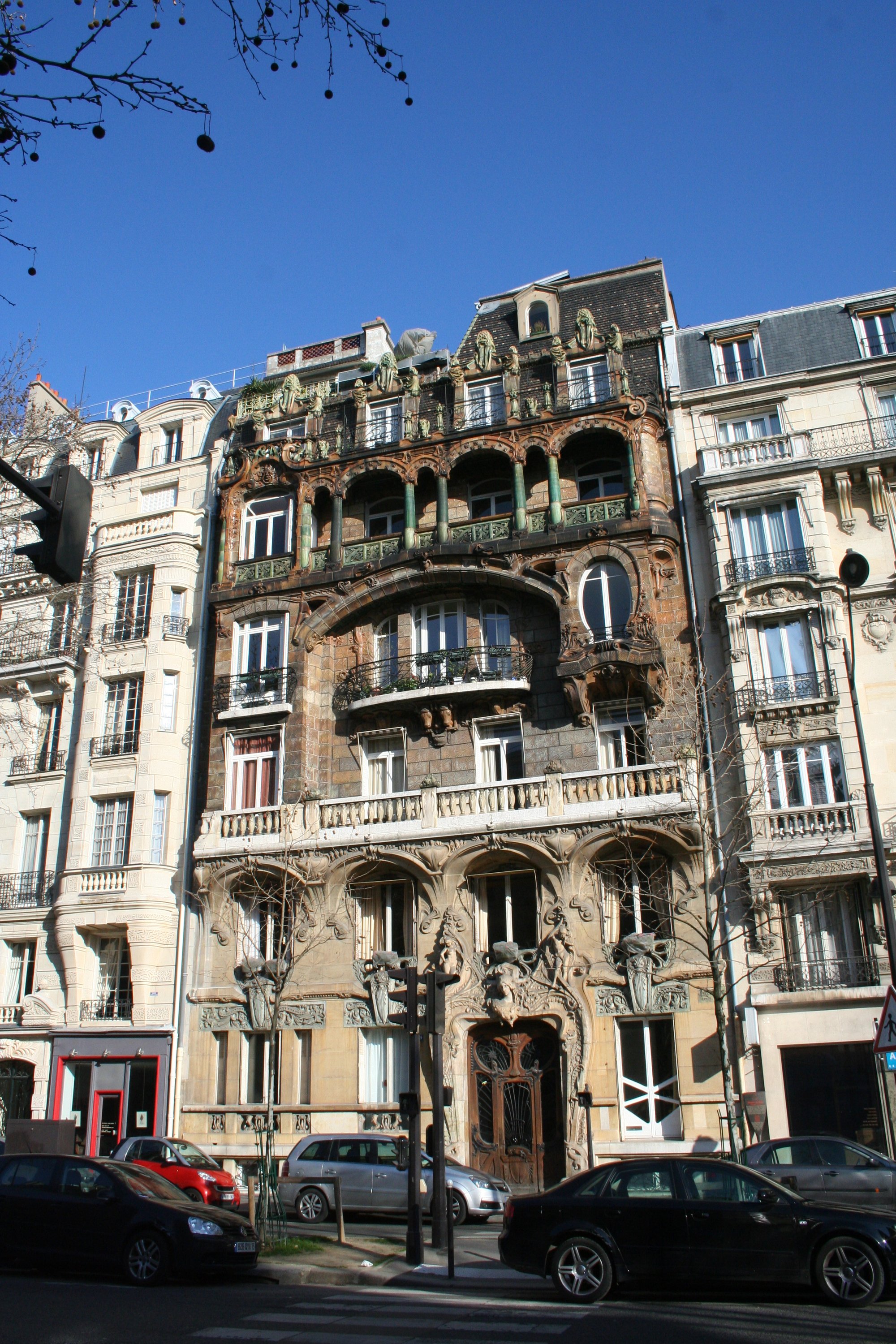Facade de l'immeuble Lavirotte au 29 avenue Rapp a Paris, chef-d'oeuvre de ceramique Art Nouveau par Alexandre Bigot