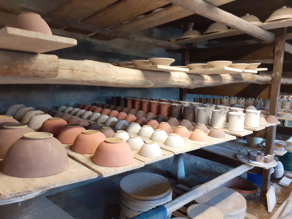 Atelier de poterie de Cliousclat, pièces en cours de séchage avant cuisson