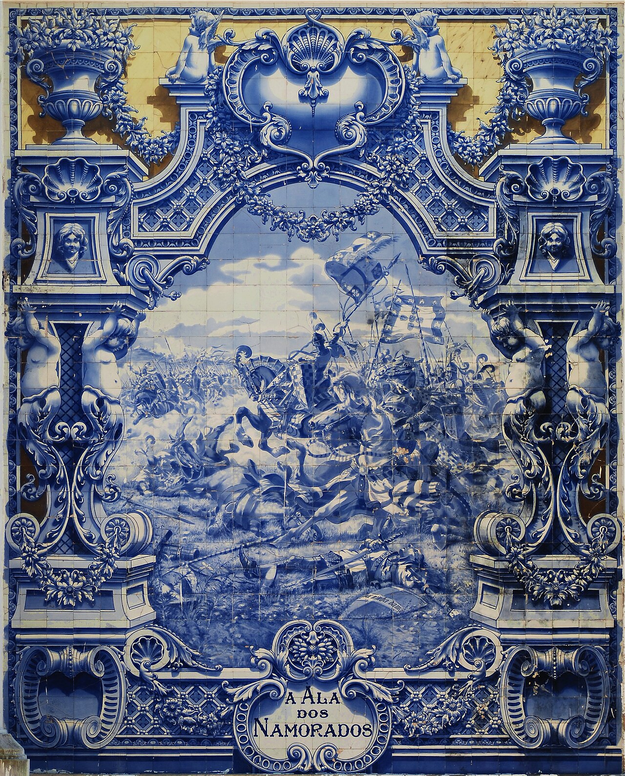Façade de maison portugaise recouverte d'azulejos bleus et blancs traditionnels