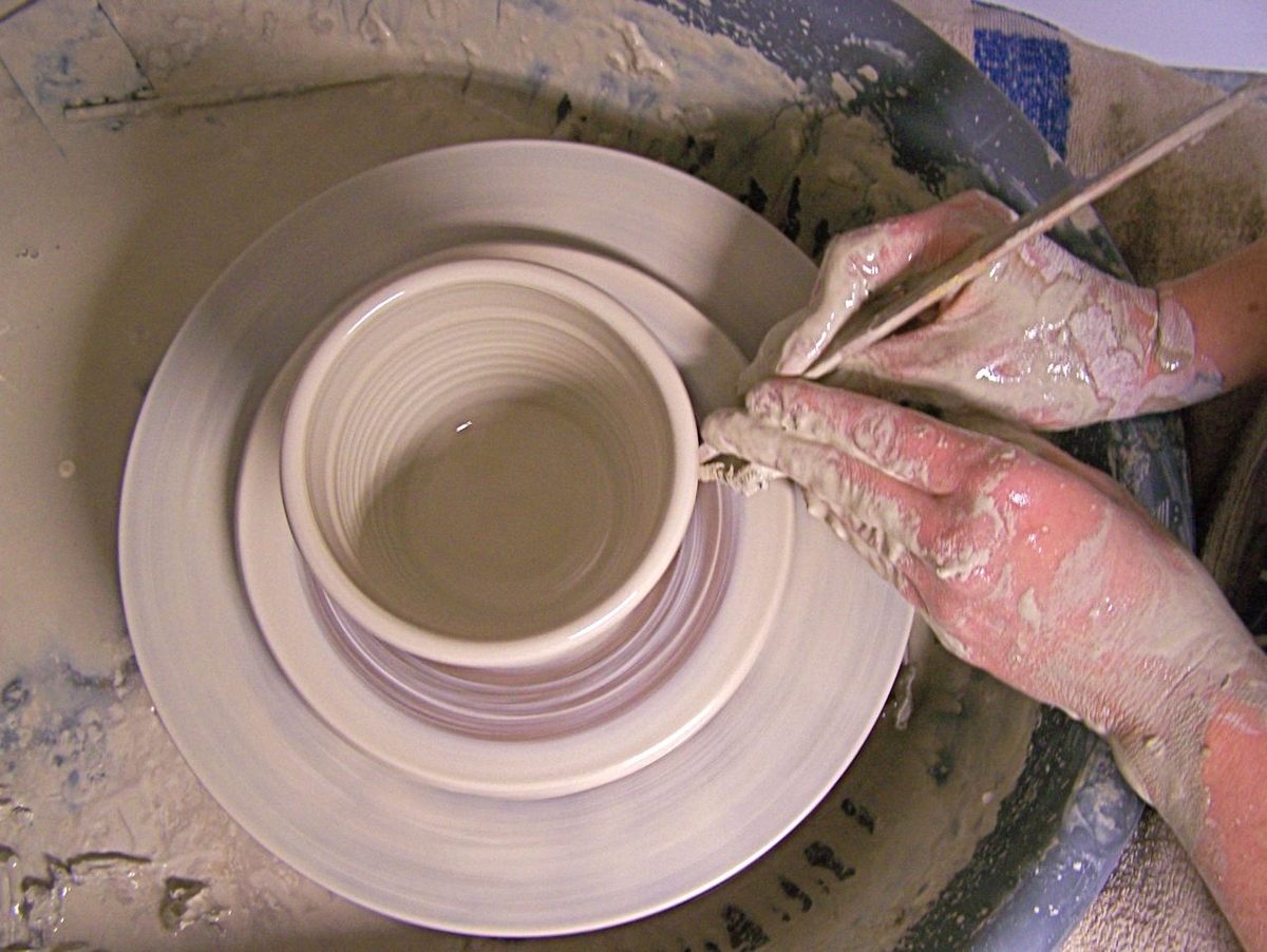 Artisans et amateurs réunis lors d'un festival céramique et artisanat