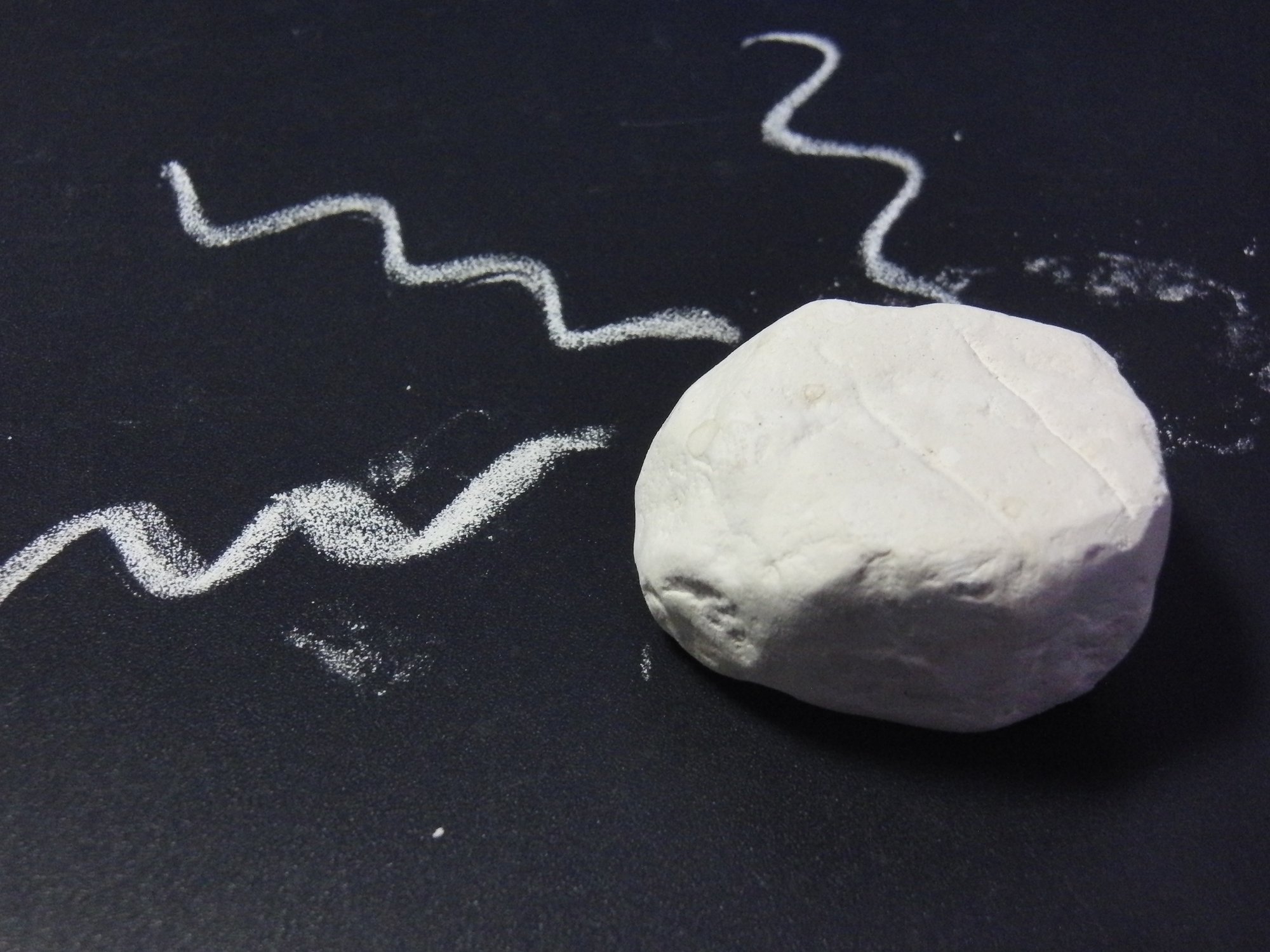 Echantillon de kaolinite, le mineral argileux a la base de la porcelaine