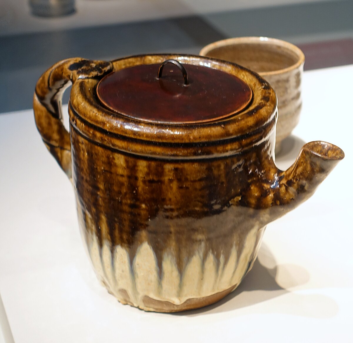 Bouilloire en grès Karatsu avec glaçure au fer et cendres de riz, période Momoyama, Freer Gallery of Art