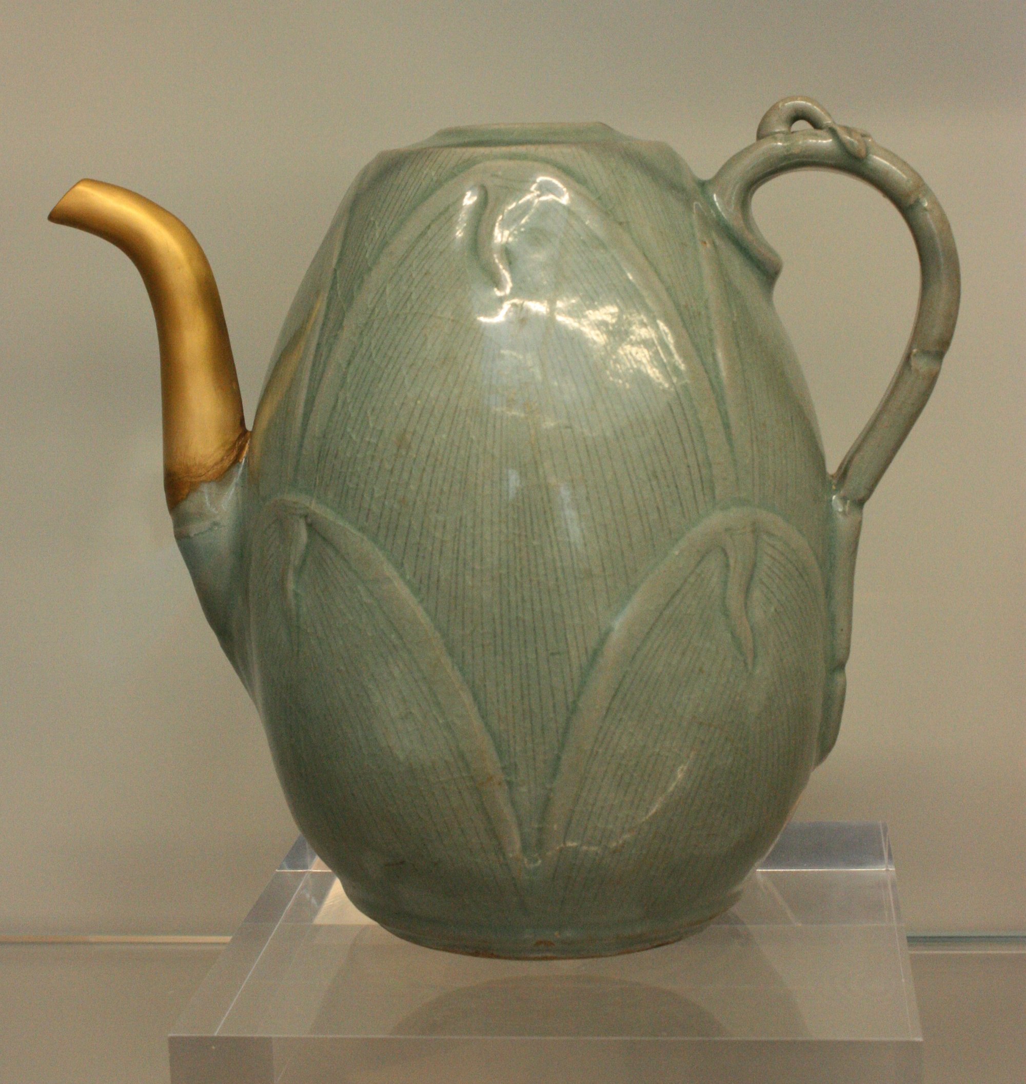 Ceramique japonaise reparee selon la technique du kintsugi, avec des lignes de laque d'or soulignant les fractures — Kuwata detourne cette esthetique en la poussant a l'exces