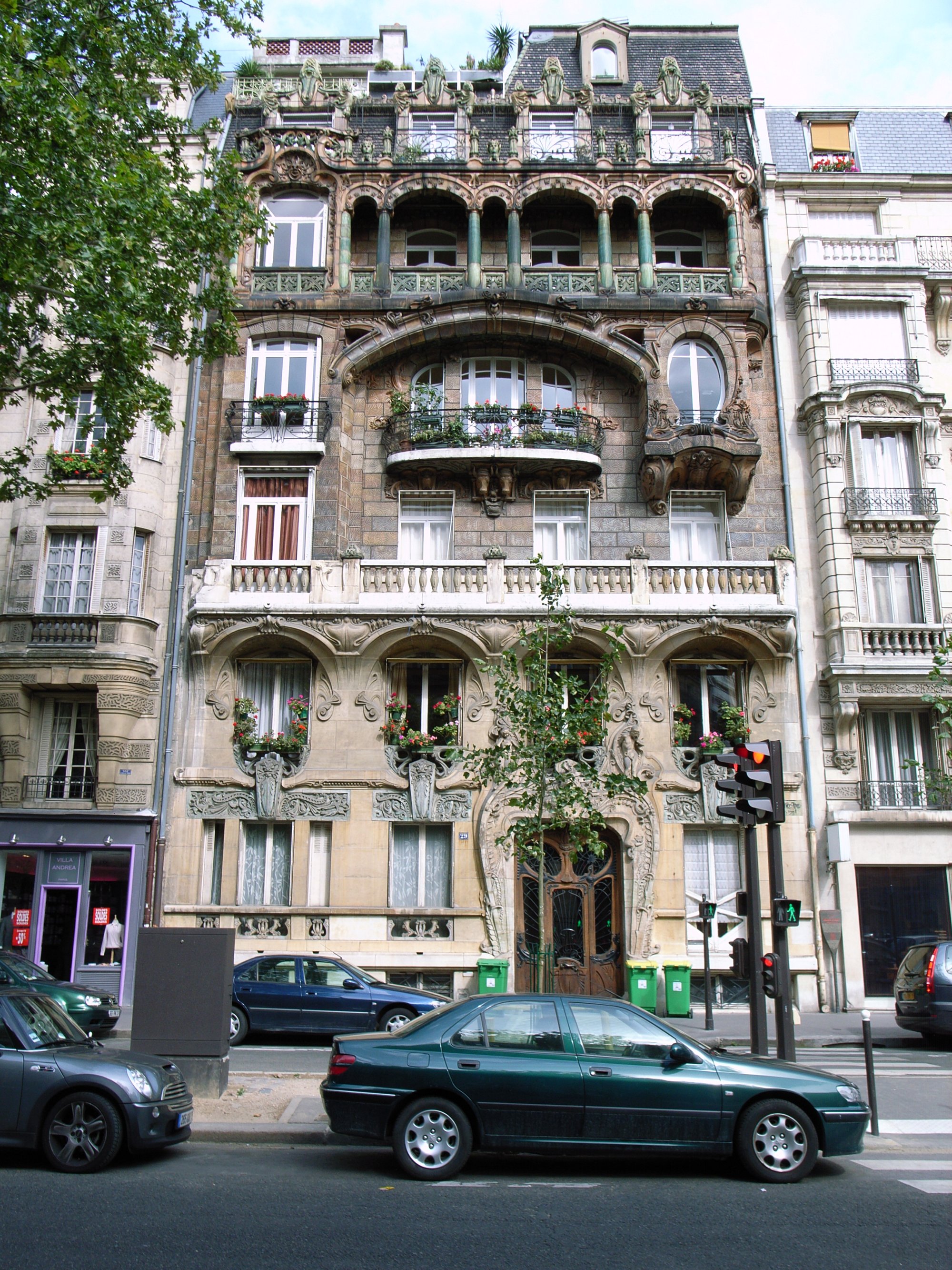 Facade de l'immeuble Lavirotte au 29 avenue Rapp a Paris, entierement recouverte de ceramique Art Nouveau d'Alexandre Bigot
