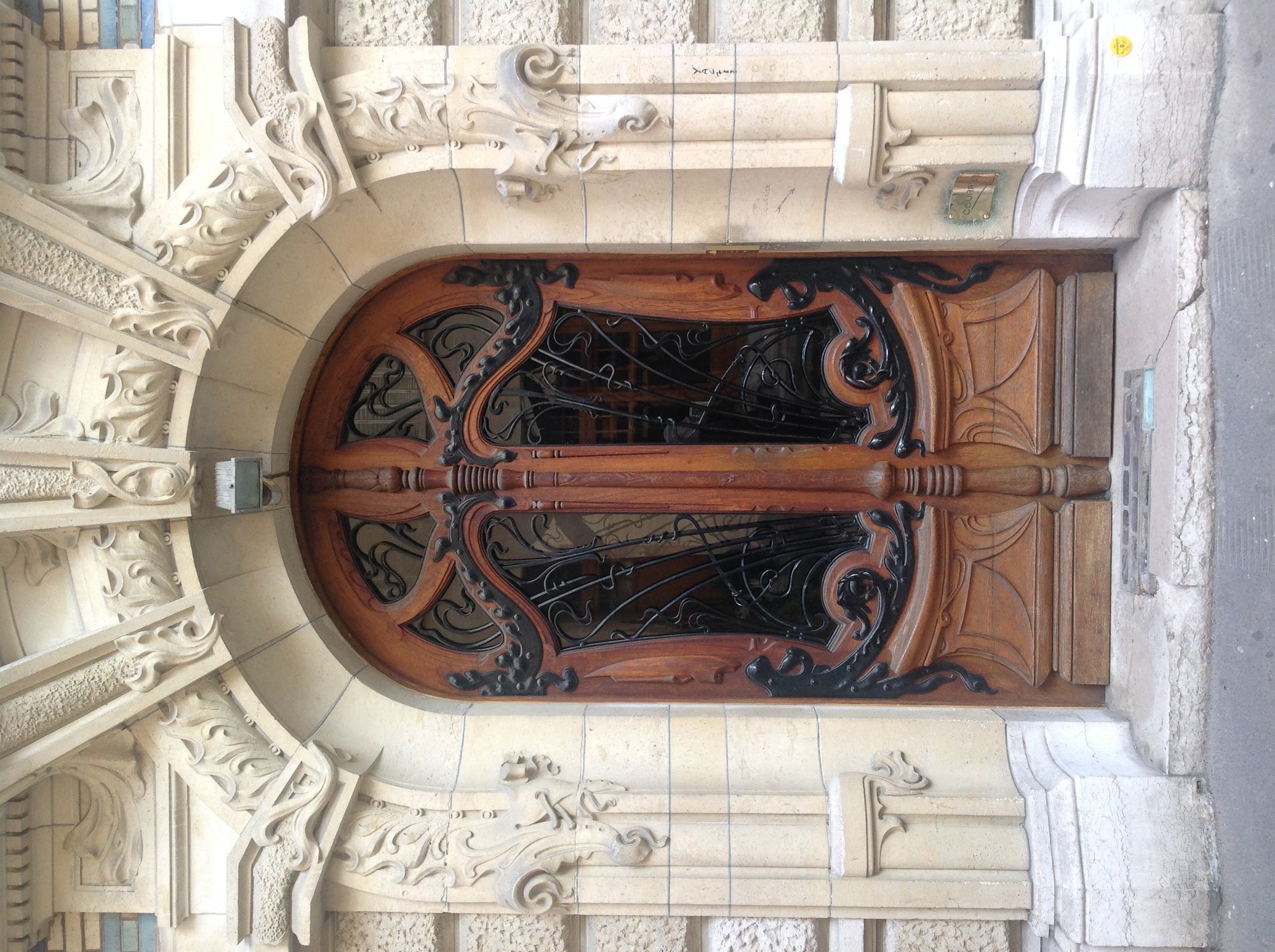 Detail de la porte d'entree ceramique de l'immeuble Lavirotte au 3 square Rapp a Paris