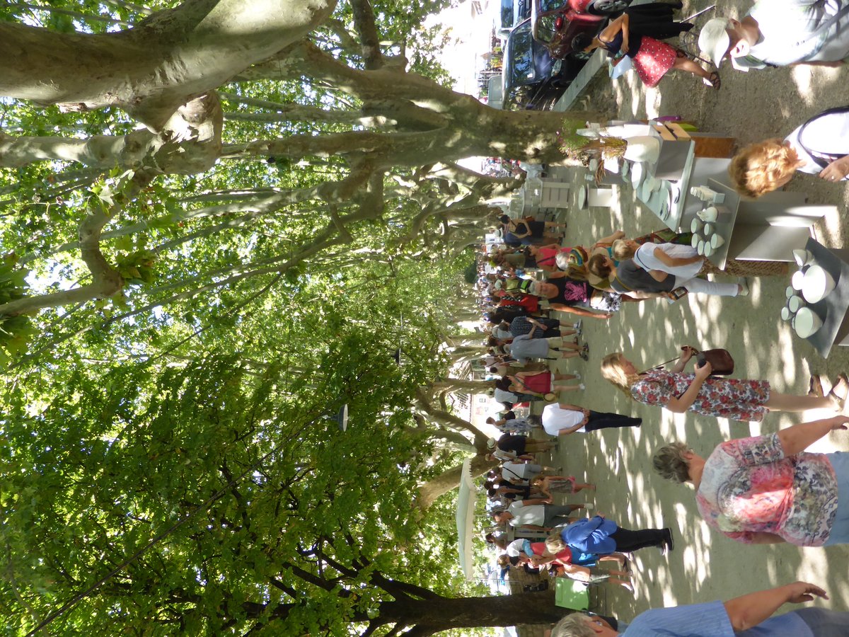 Etal de poteries artisanales sur un marche de potiers en France