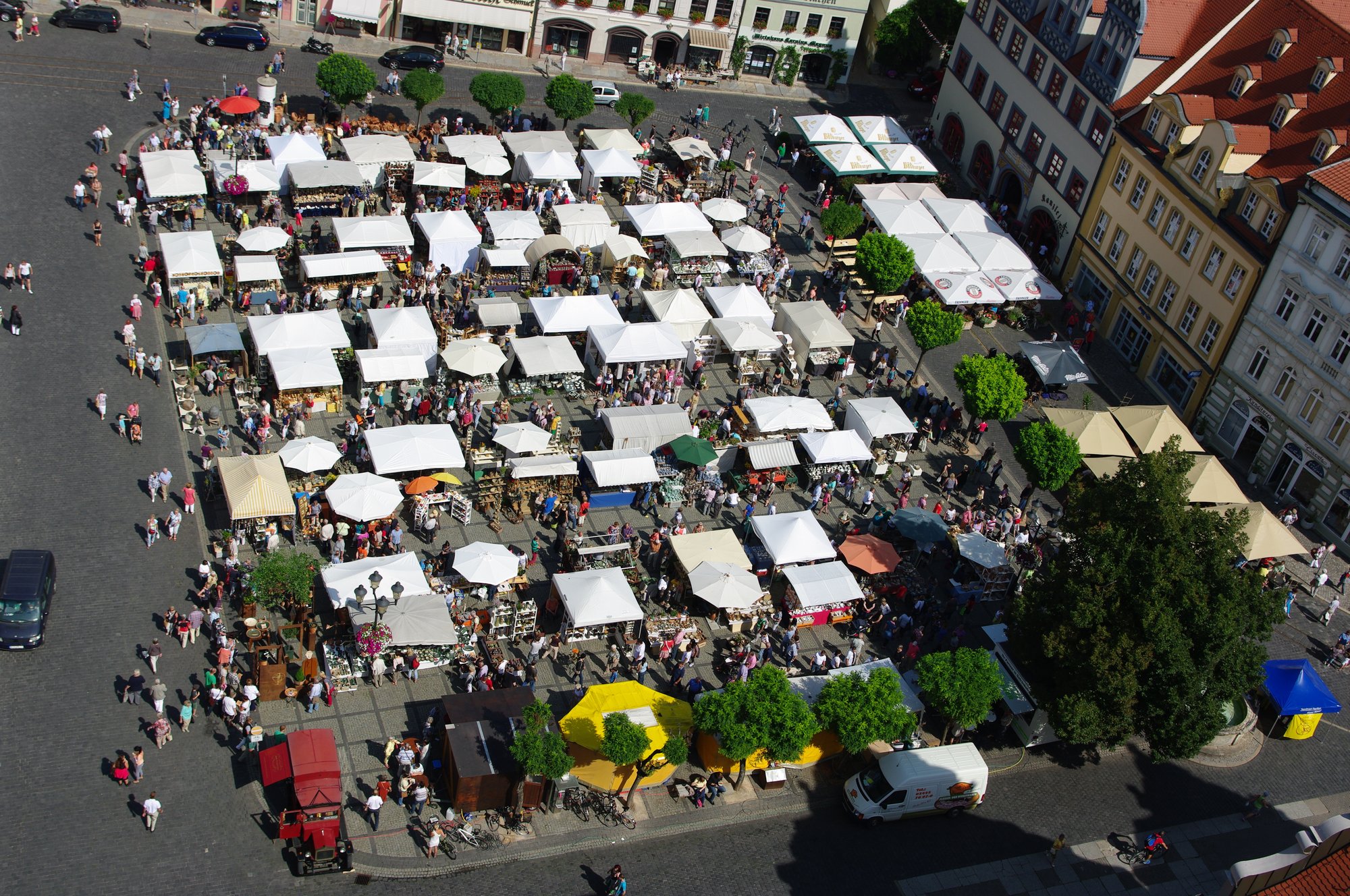 Marché de potiers à Naumburg en Allemagne avec des stands de céramiques artisanales
