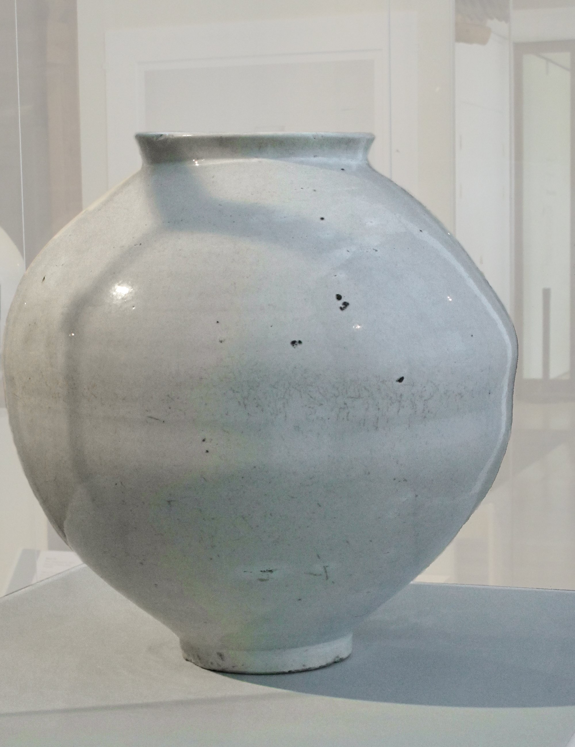 Moon Jar coreenne en porcelaine blanche de la dynastie Joseon, conservee au British Museum