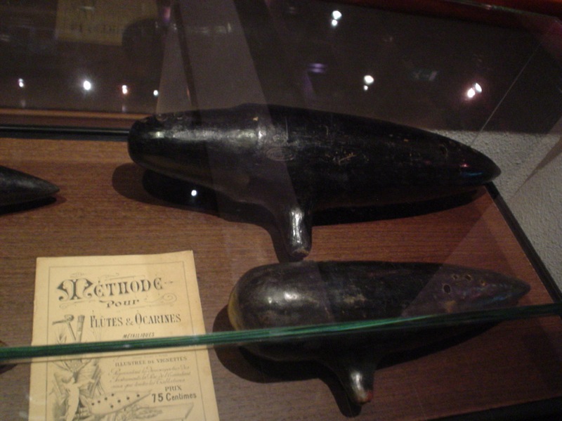 Ocarina en argile traditionnelle posé sur une table, instrument à vent en céramique