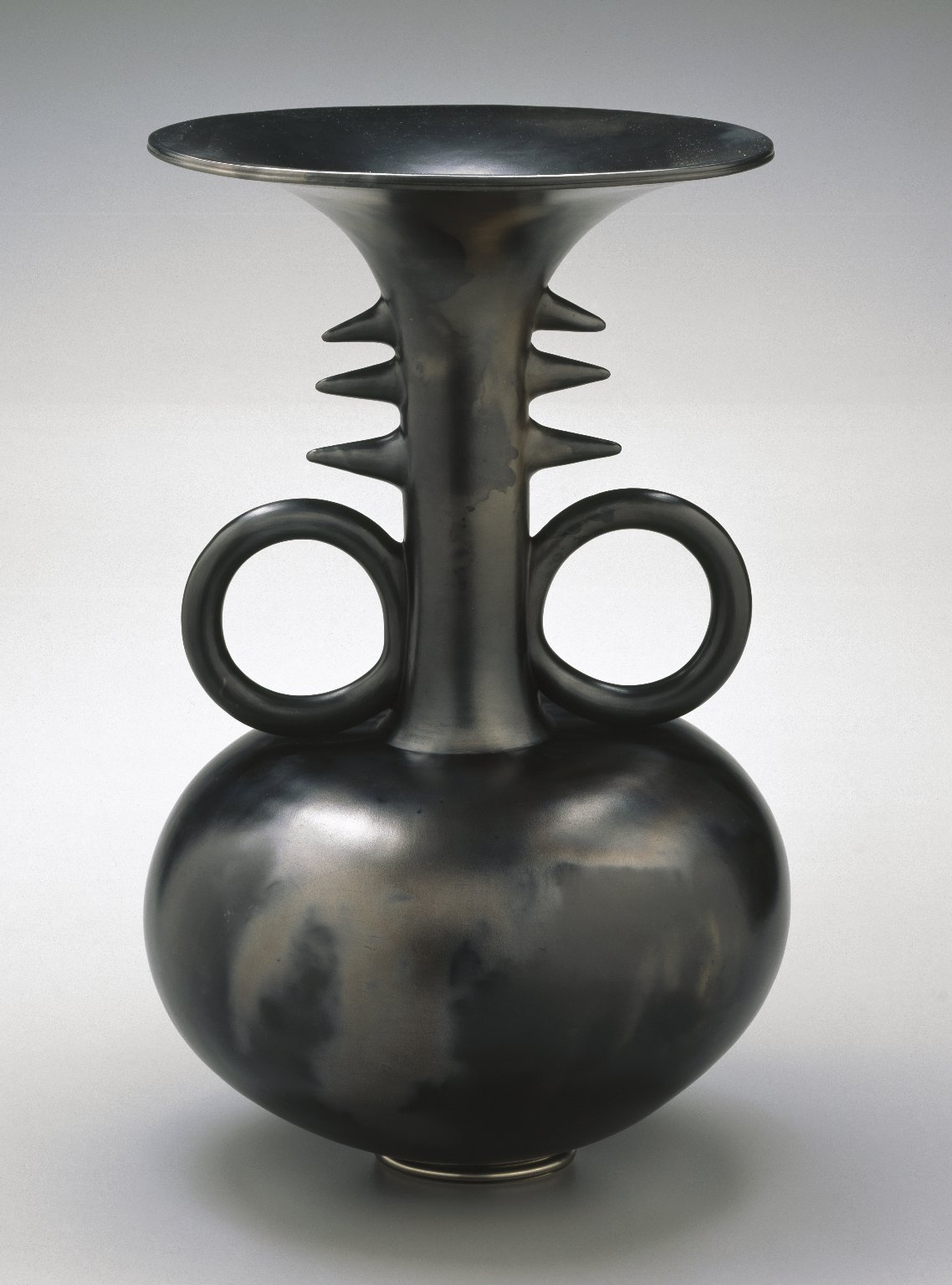 Vase noir symetrique de Magdalene Odundo, collection du Brooklyn Museum