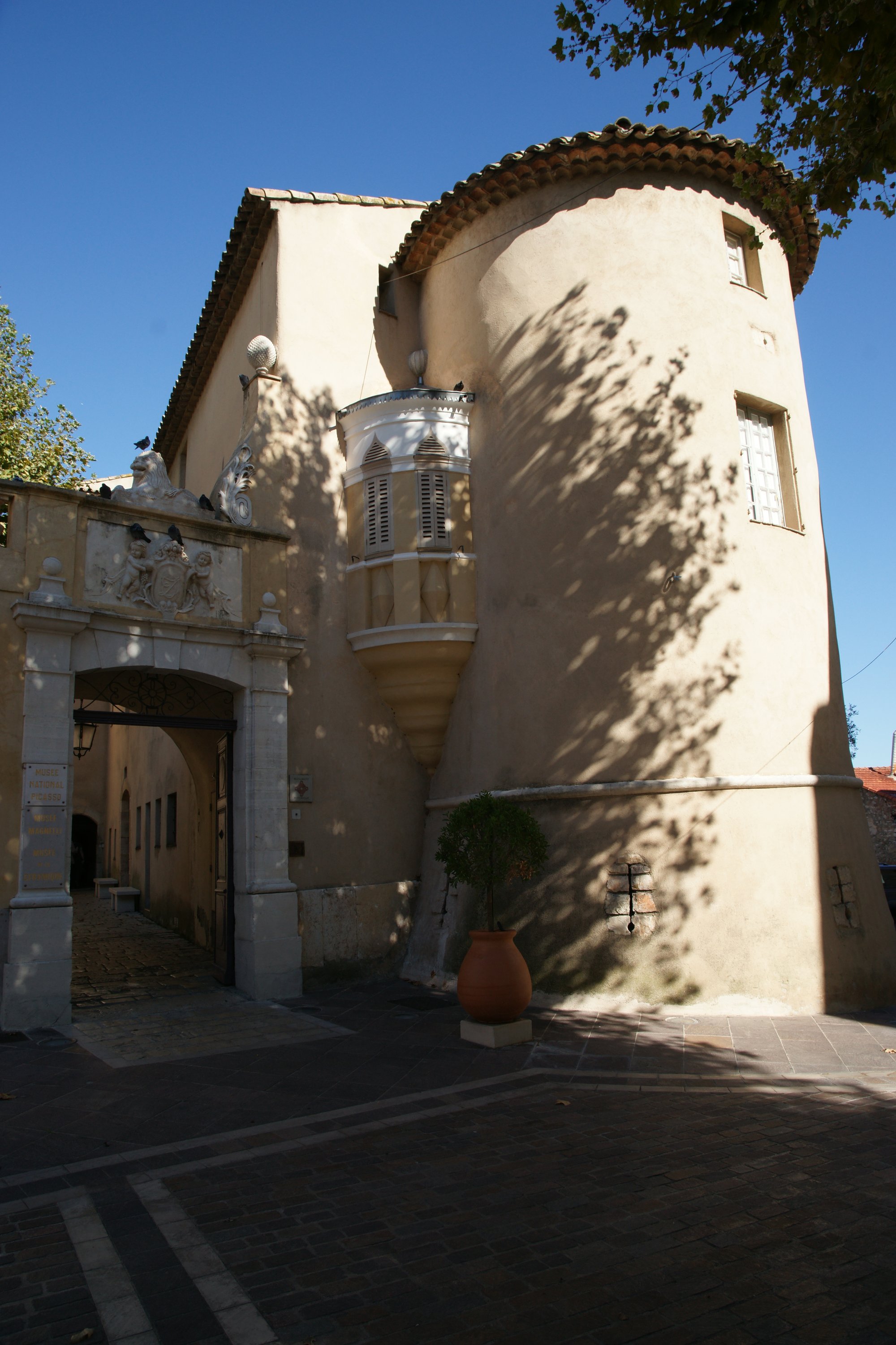 Entrée du musée national Picasso dans le château de Vallauris