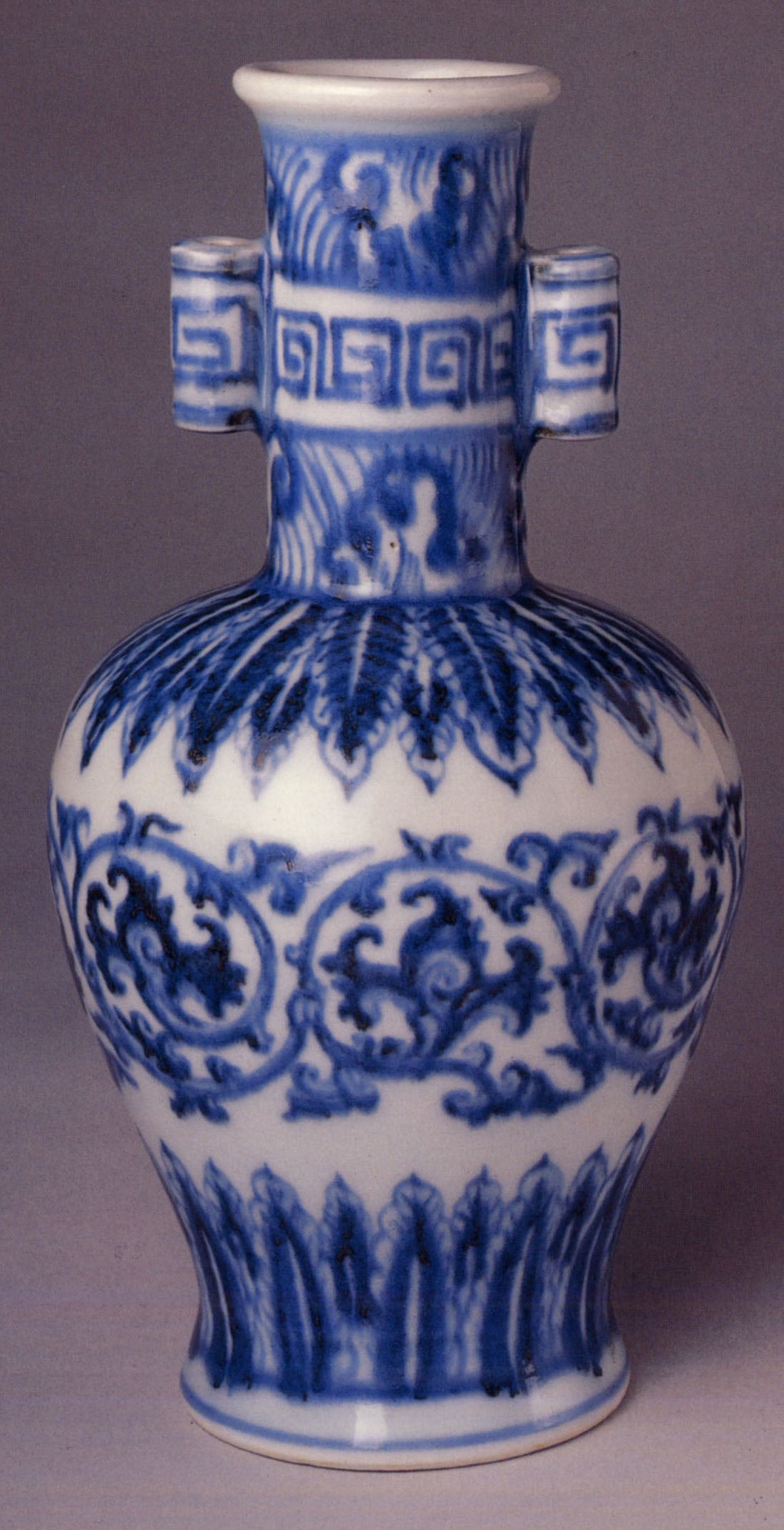 Vase imperial bleu et blanc de la dynastie Ming, periode Xuande (1426-1435), Metropolitan Museum of Art — porcelaine a decor de cobalt bleu sur fond blanc