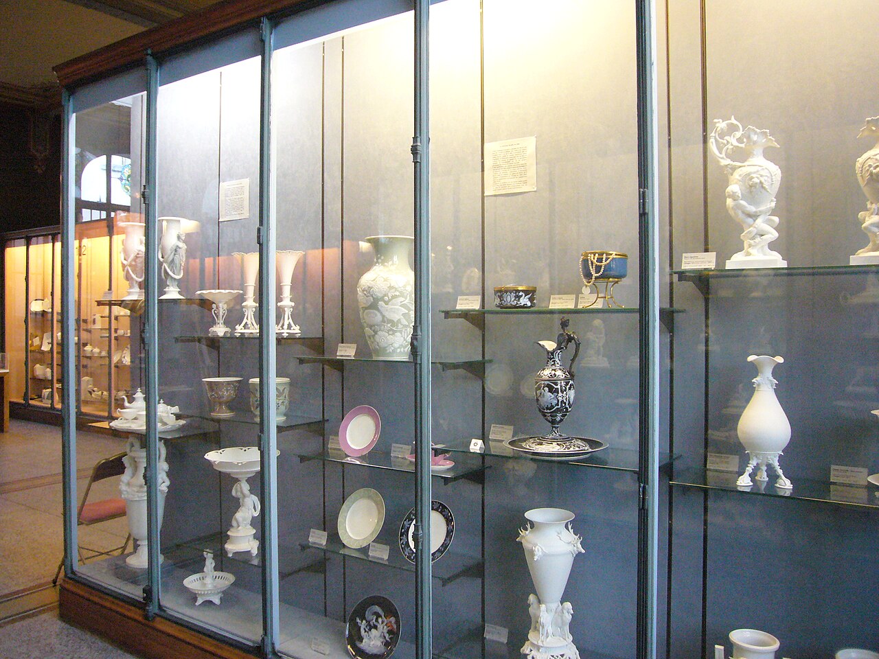 Porcelaine de Limoges : pièces blanches translucides dans un atelier artisanal