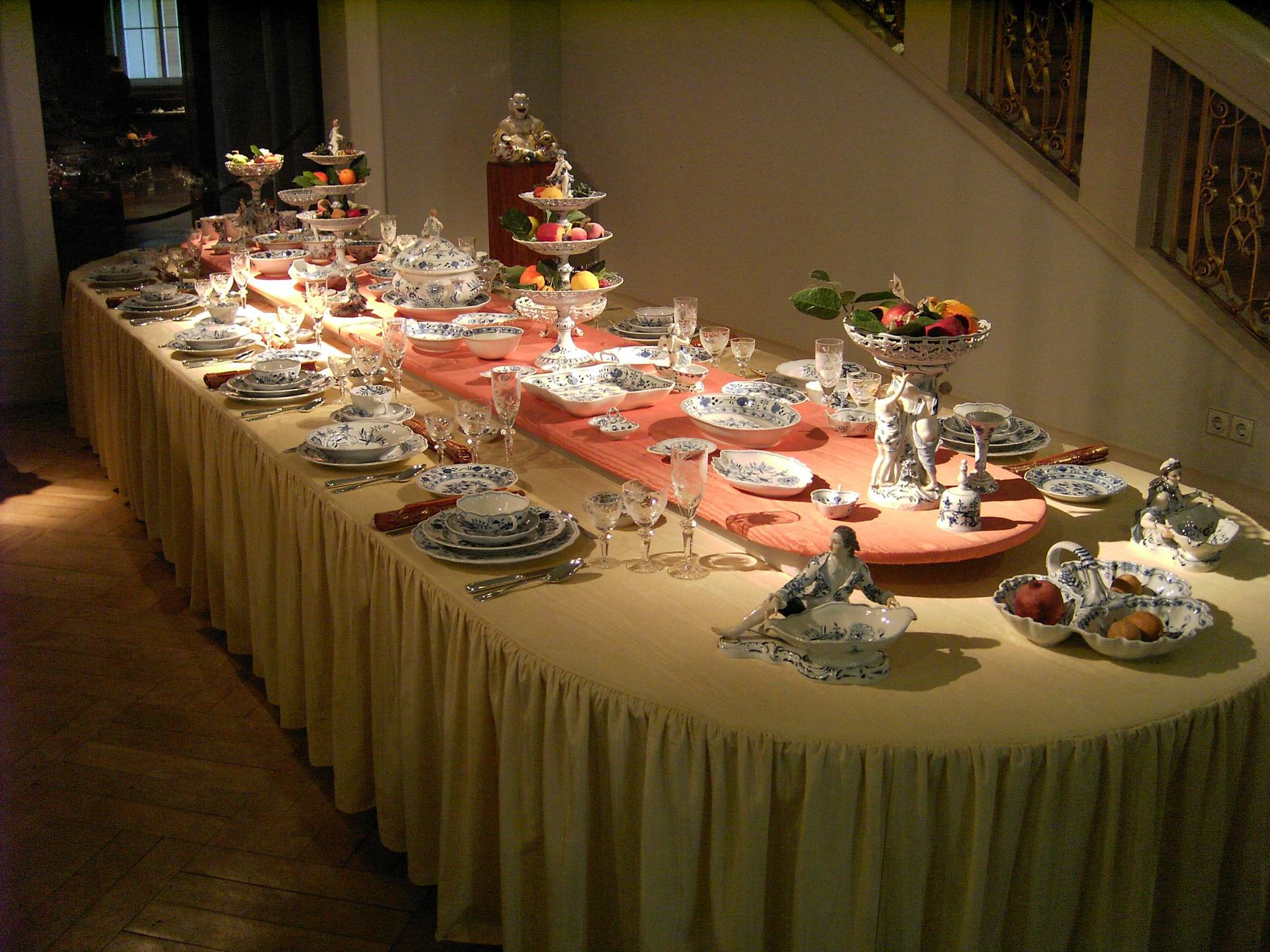 Table en porcelaine de Meissen exposee au musee de la manufacture