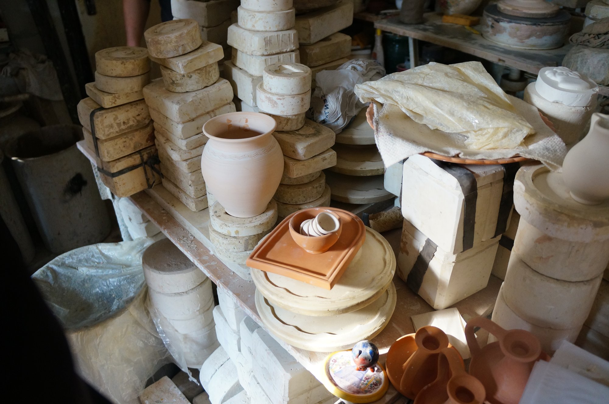 Poterie artisanale aux formes organiques dans un atelier céramique