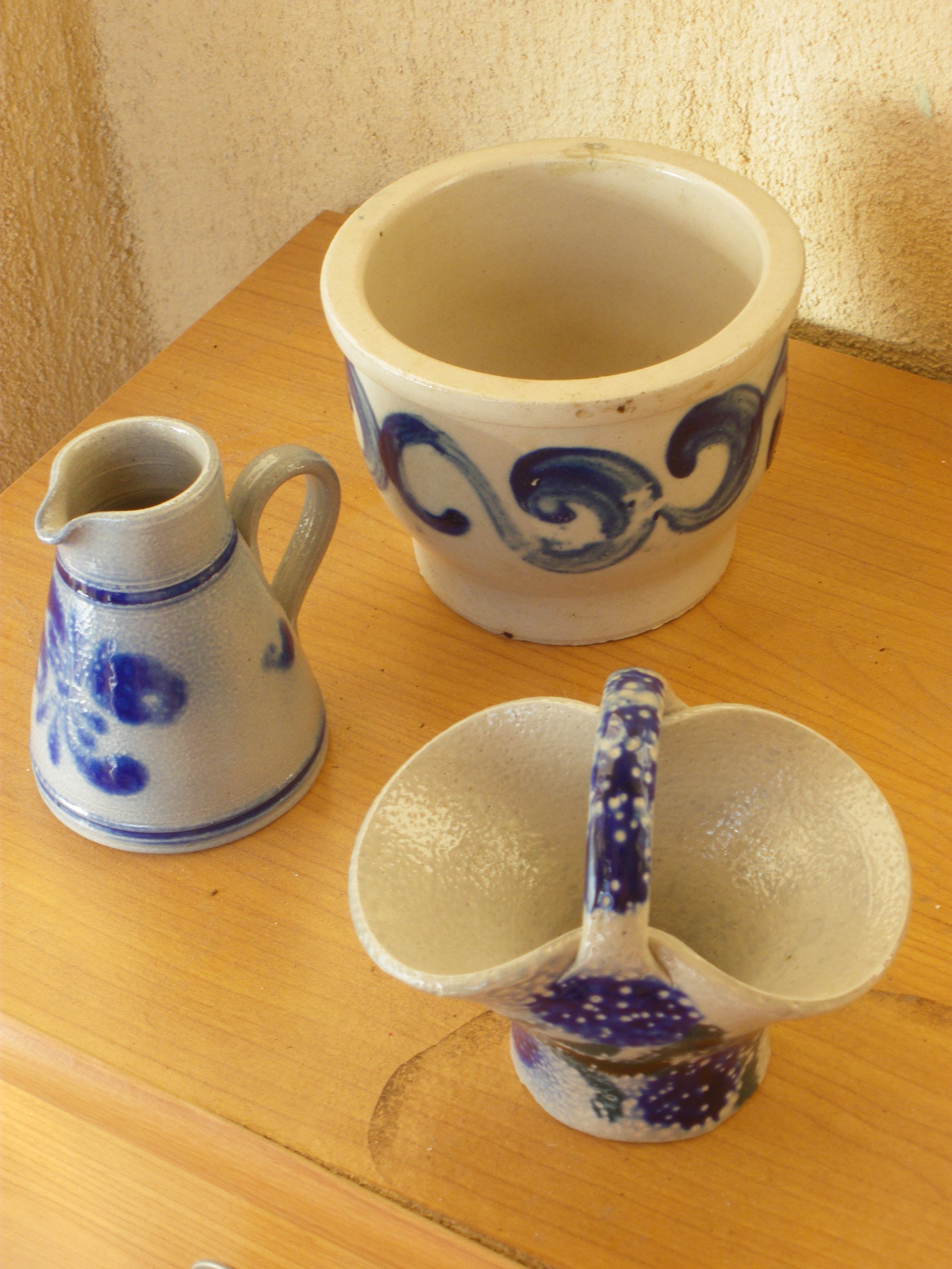 Poterie traditionnelle de Betschdorf en Alsace, gres au sel gris et bleu cobalt