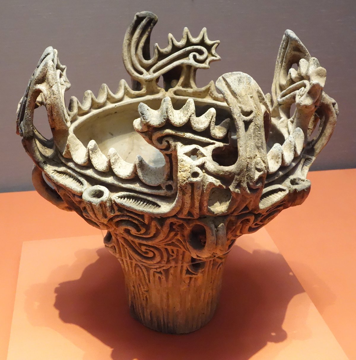 Vase Jomon a decor de flammes (kaen-doki), 3000-2000 av. J.-C., Musee national de Tokyo — poterie en terre cuite aux bords sculptes en volutes spectaculaires