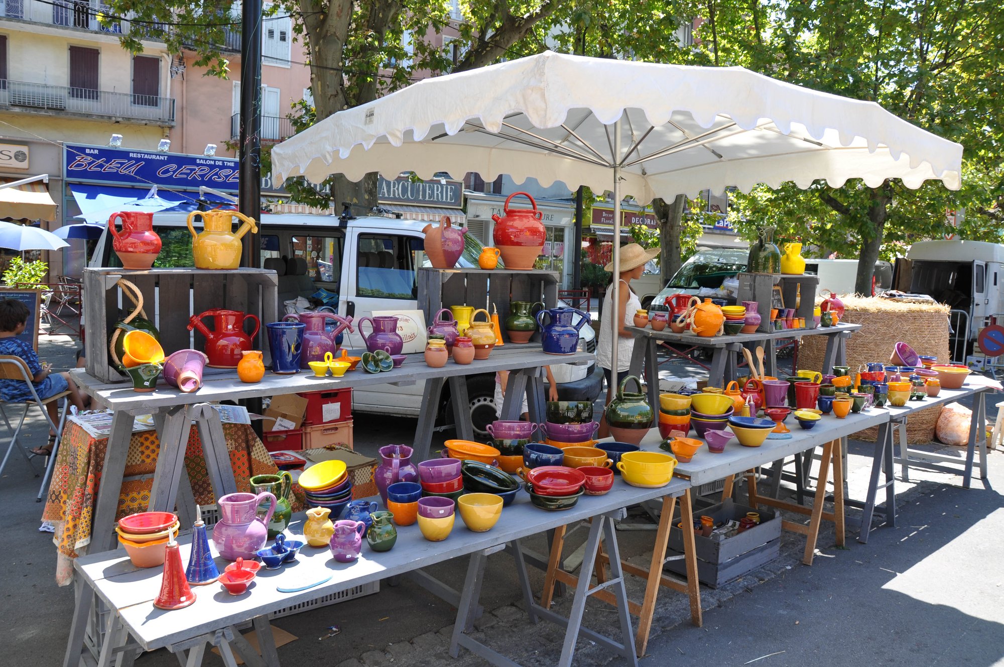 Poterie provencale traditionnelle au marche de Digne-les-Bains