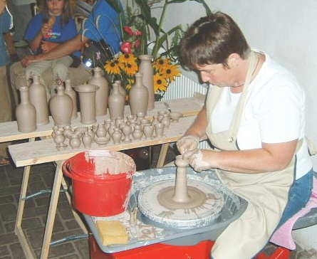 Potier au tour, modelage d un vase en argile