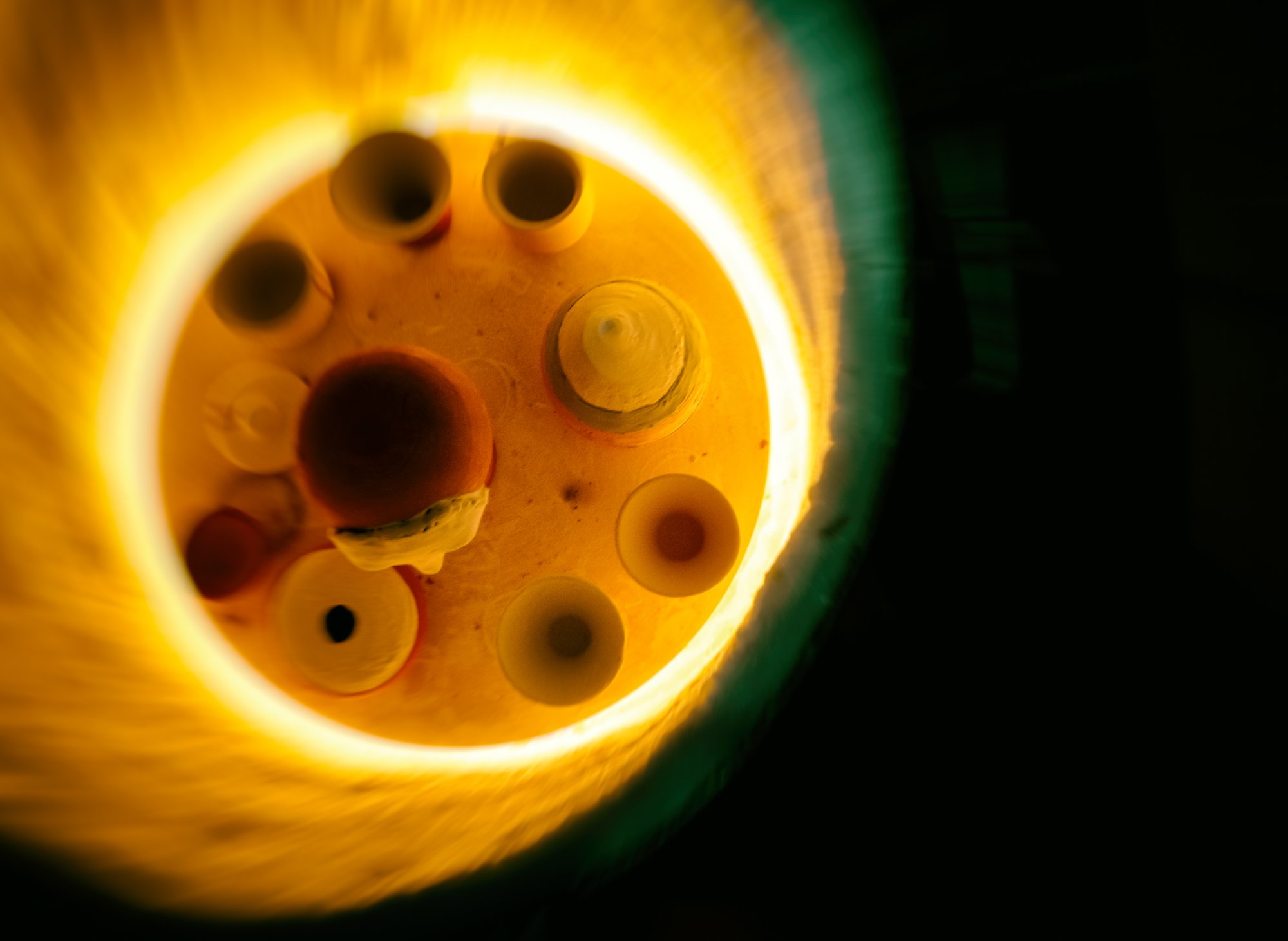 Four raku en plein air avec flammes et fumée blanche