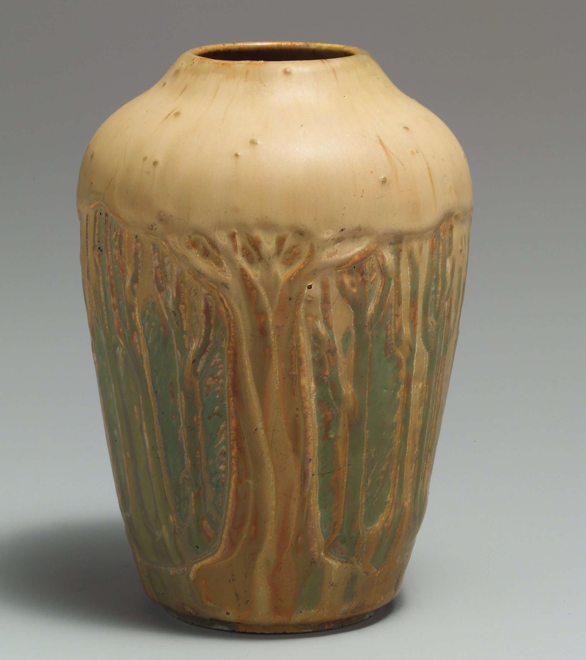 Vase en porcelaine d'Adelaide Alsop Robineau, vers 1905, dans les collections du Metropolitan Museum of Art