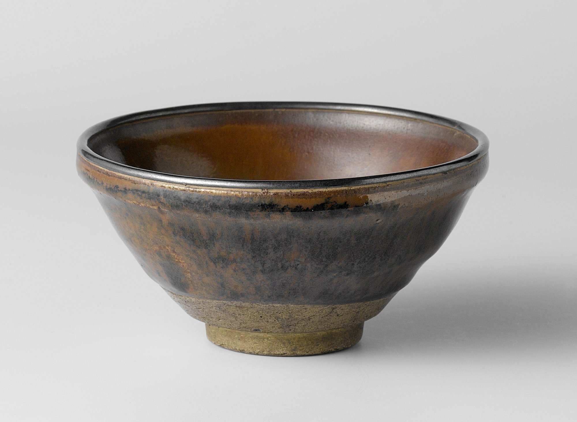 Bol tenmoku a « poil de lievre », email charge en fer reduit montrant des cristaux en stries