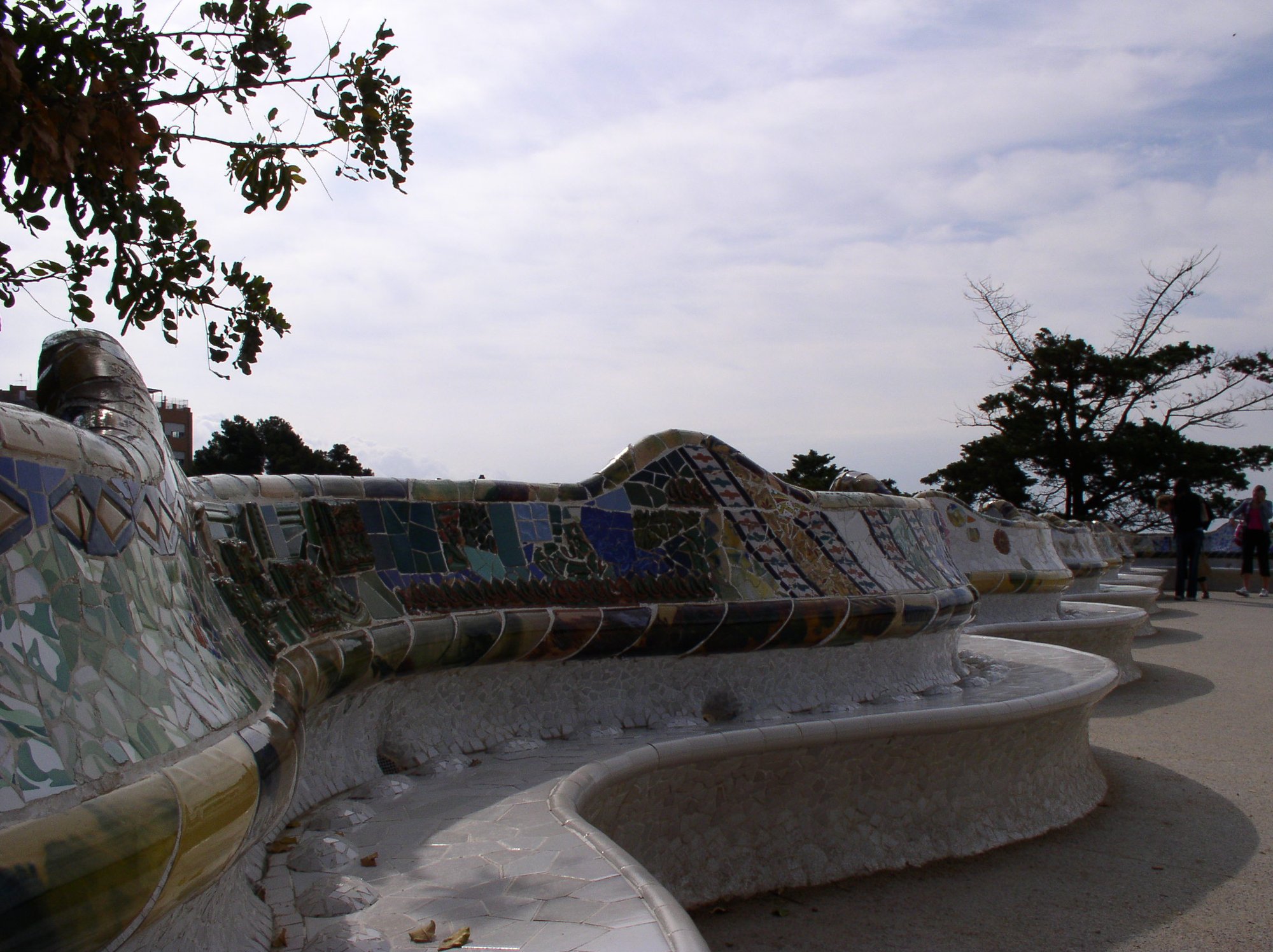 Le grand banc serpentin en trencadis du Parc Güell à Barcelone, couvert de mosaïques de céramique colorées