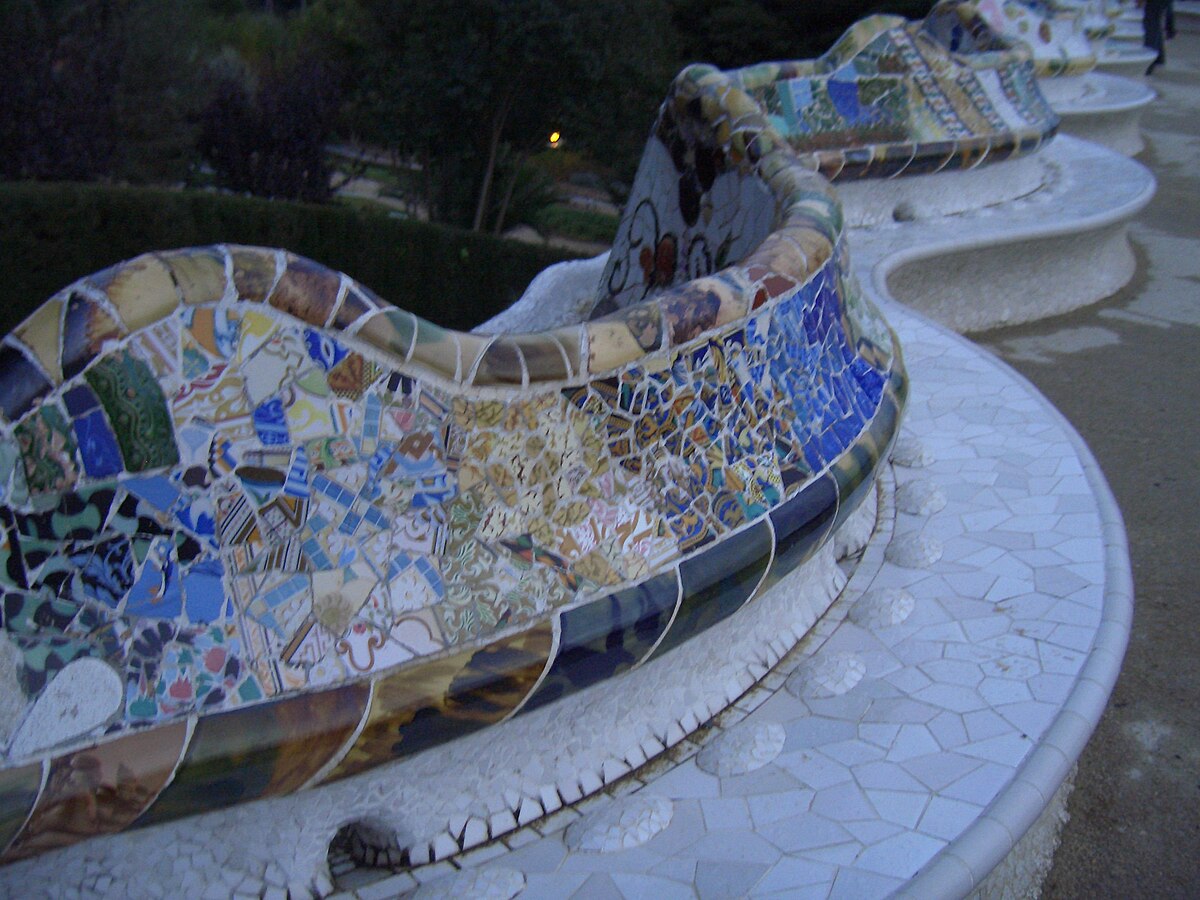 Détail de la mosaïque en trencadis sur le banc du Parc Güell, composition colorée de Jujol
