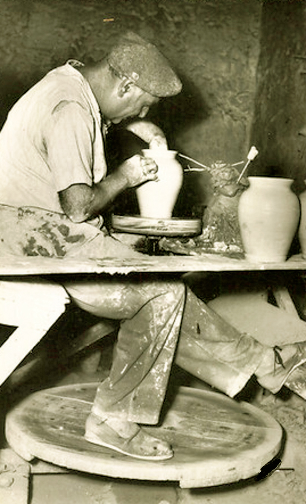 Potier au tour dans un atelier de Vallauris